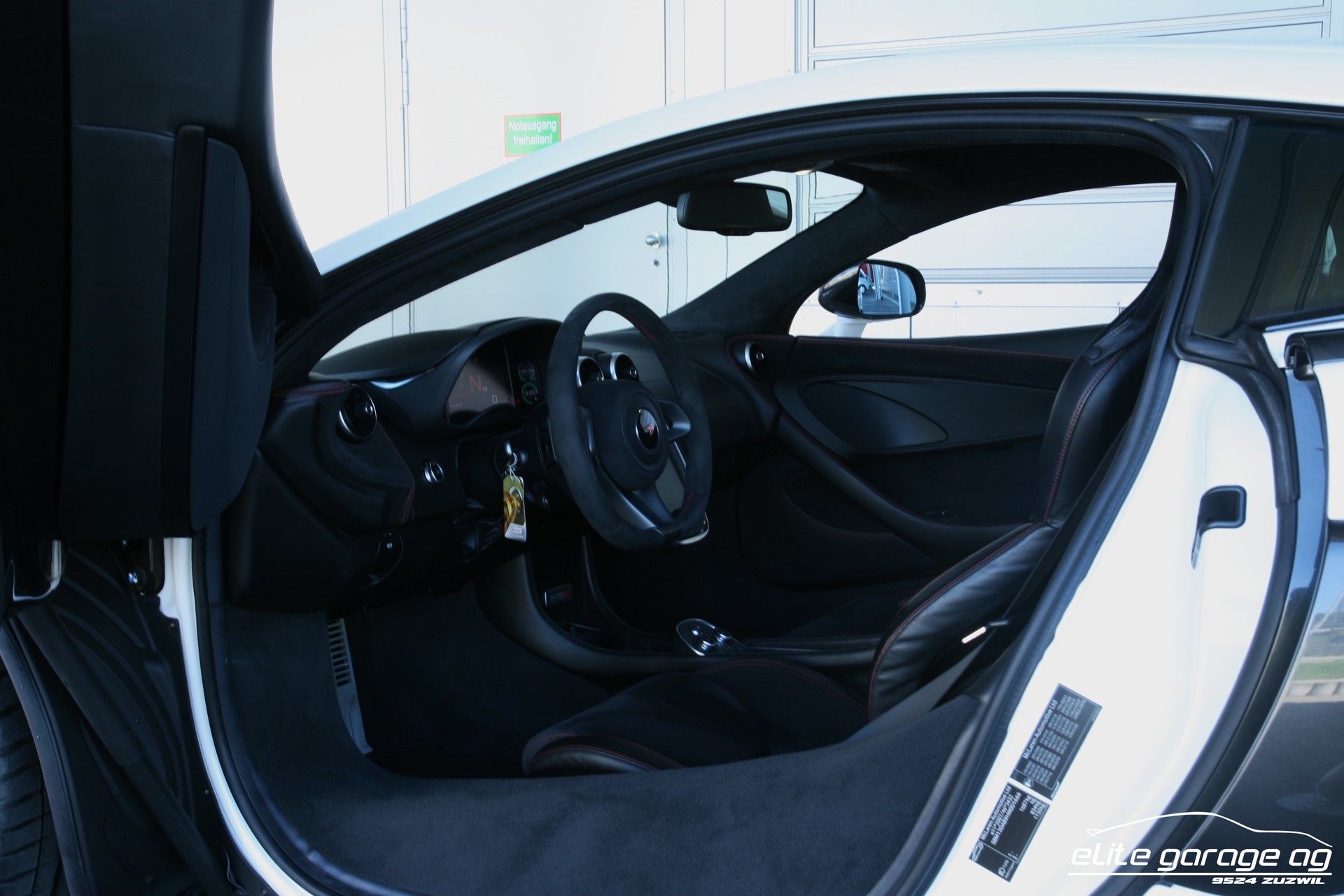 McLAREN 570S Coupé 3.8 V8 SSG-image-13