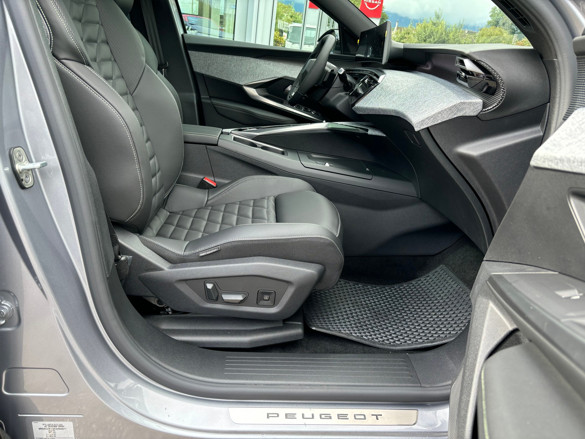 PEUGEOT 5008 210PS 73kWh GT-image-10