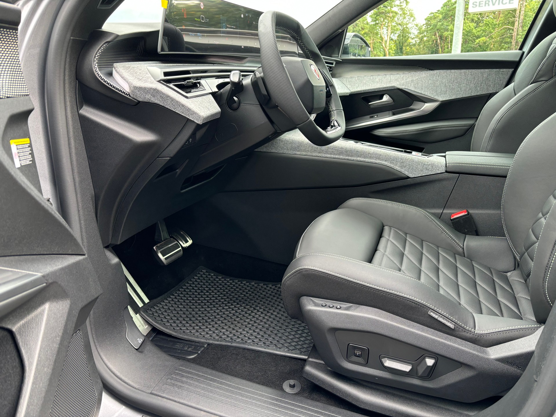 PEUGEOT 5008 210PS 73kWh GT-image-13
