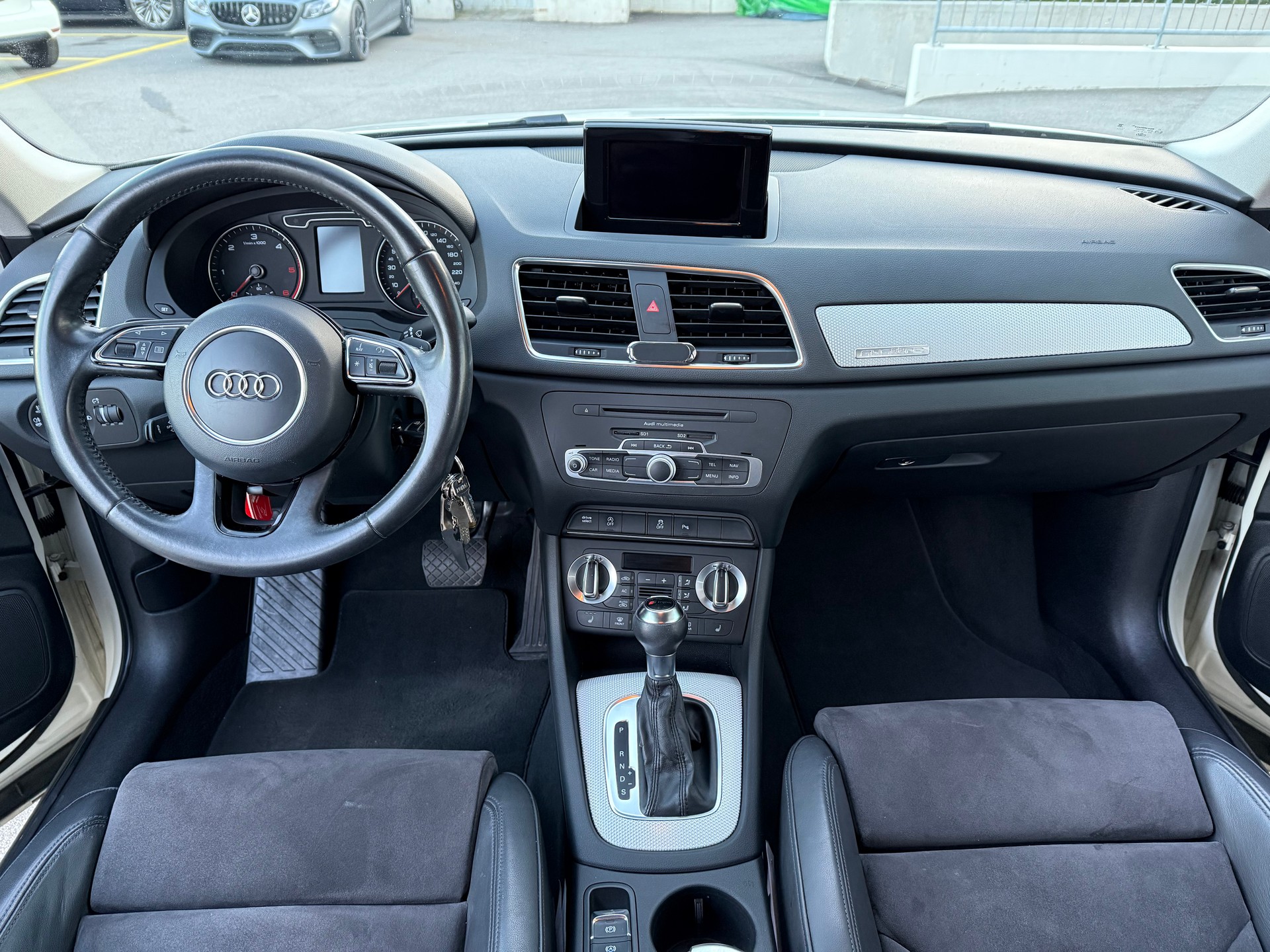 AUDI Q3 2.0 TDI quattro S-tronic-image-10