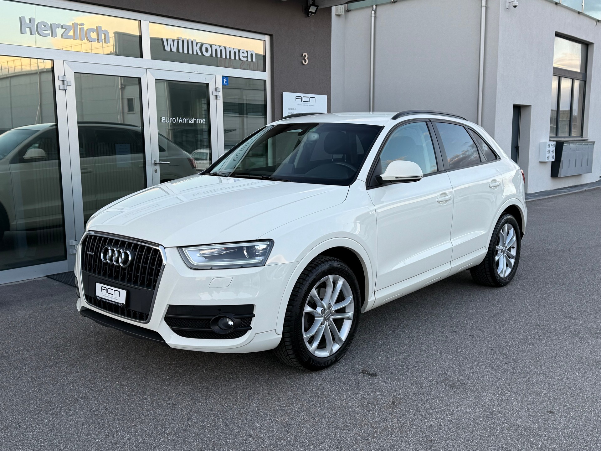 AUDI Q3 2.0 TDI quattro S-tronic-showroom-element-2