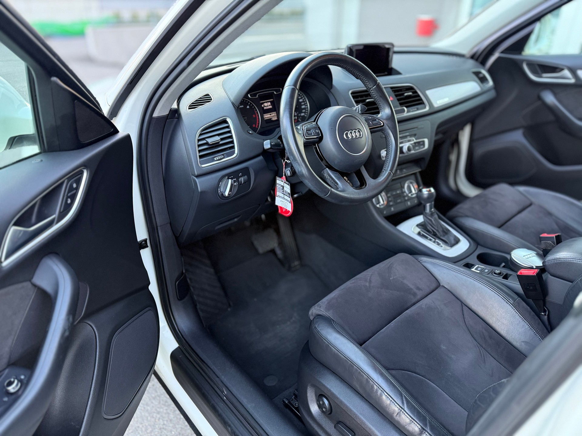 AUDI Q3 2.0 TDI quattro S-tronic-image-6