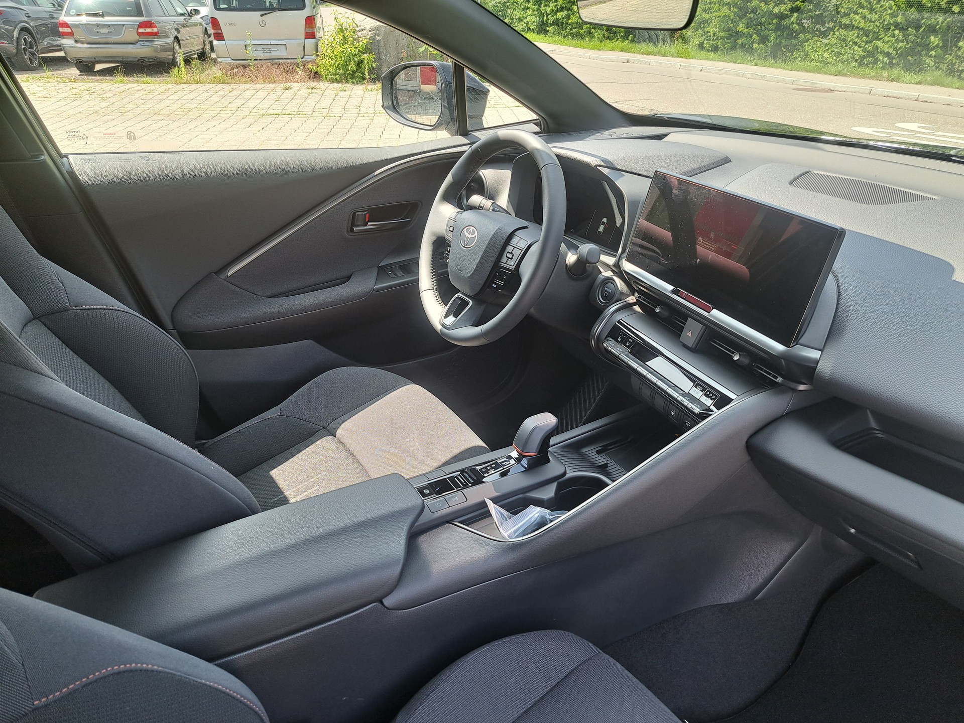 TOYOTA C-HR 2.0 PHEV CVT Swiss Edition-image-4
