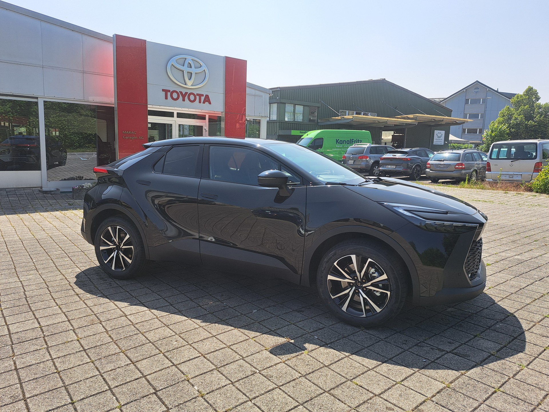 TOYOTA C-HR 2.0 PHEV CVT Swiss Edition-image-3