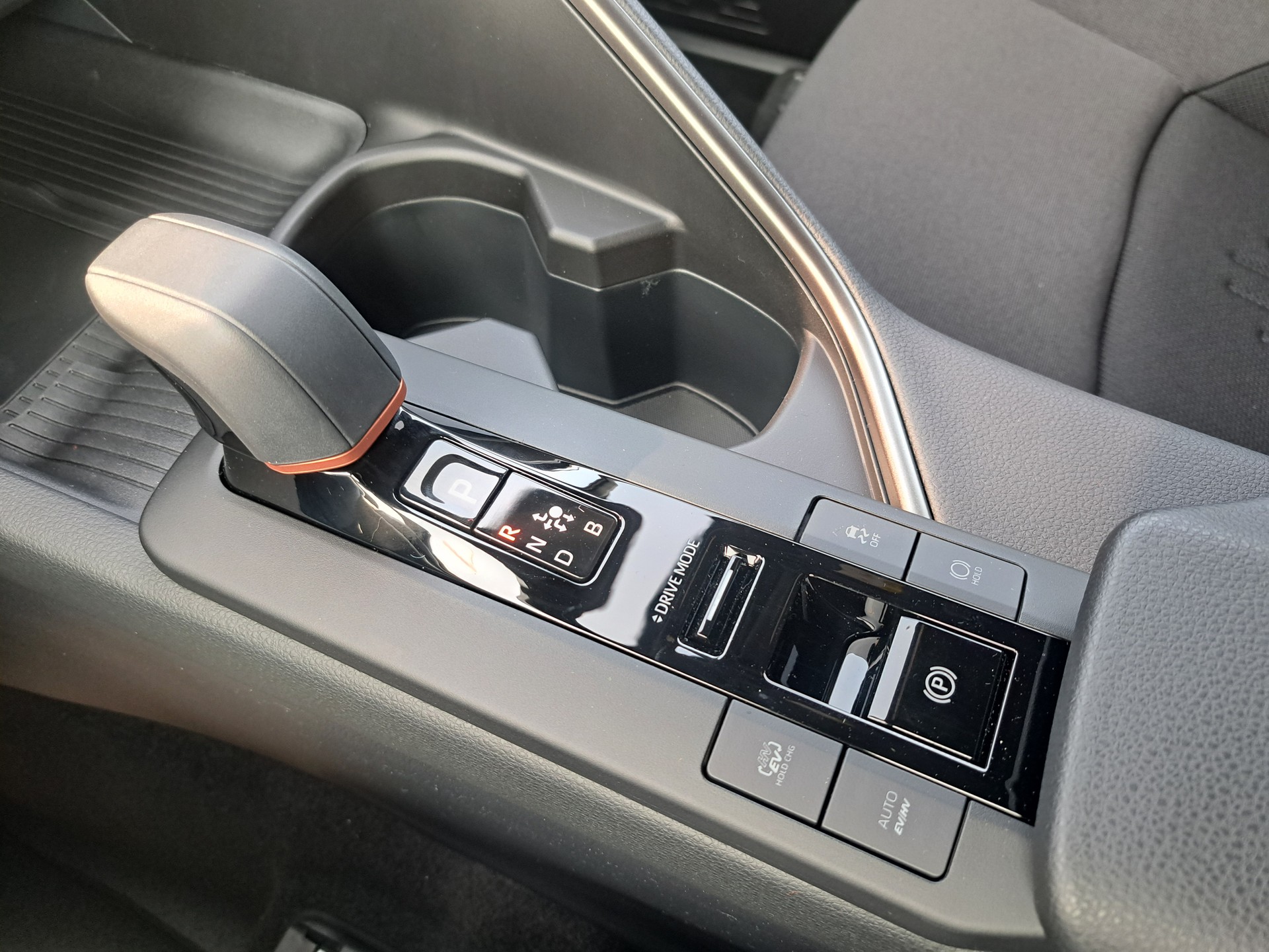 TOYOTA C-HR 2.0 PHEV CVT Swiss Edition-image-13