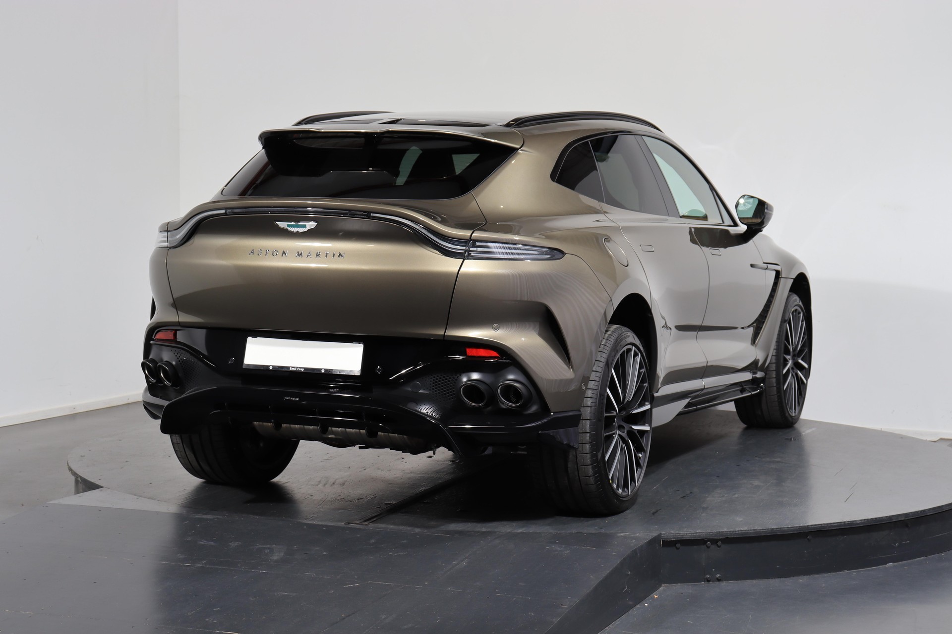 ASTON MARTIN DBX 707 4.0 V8 Bi-Turbo-showroom-element-2