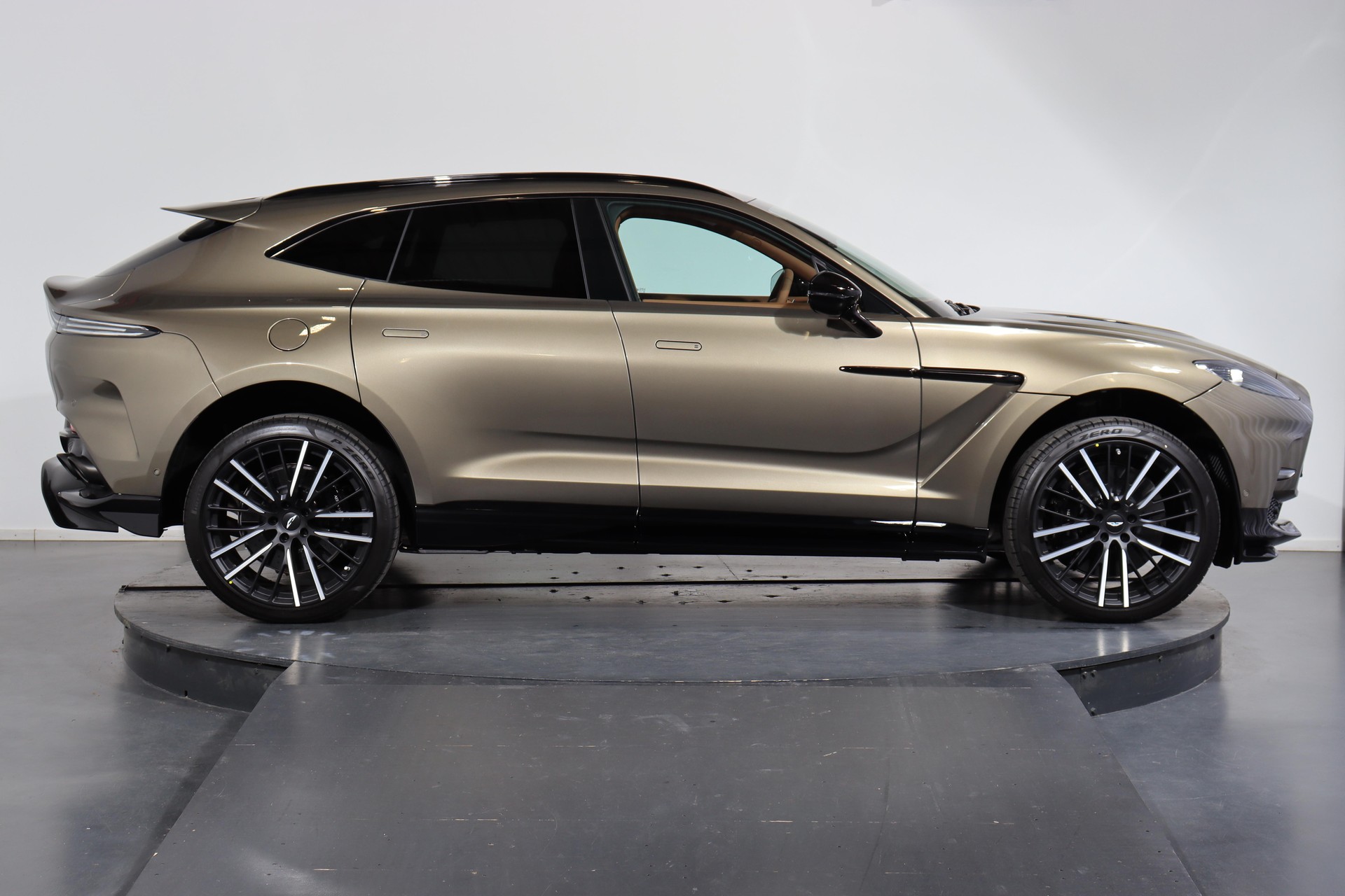 ASTON MARTIN DBX 707 4.0 V8 Bi-Turbo-showroom-element-1