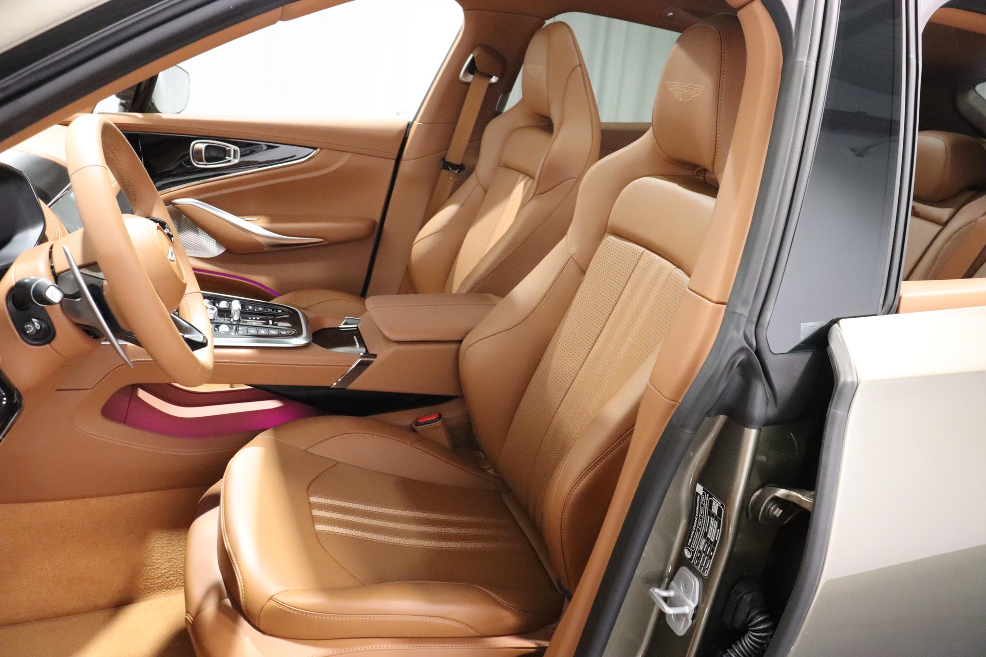 ASTON MARTIN DBX 707 4.0 V8 Bi-Turbo-showroom-element-3