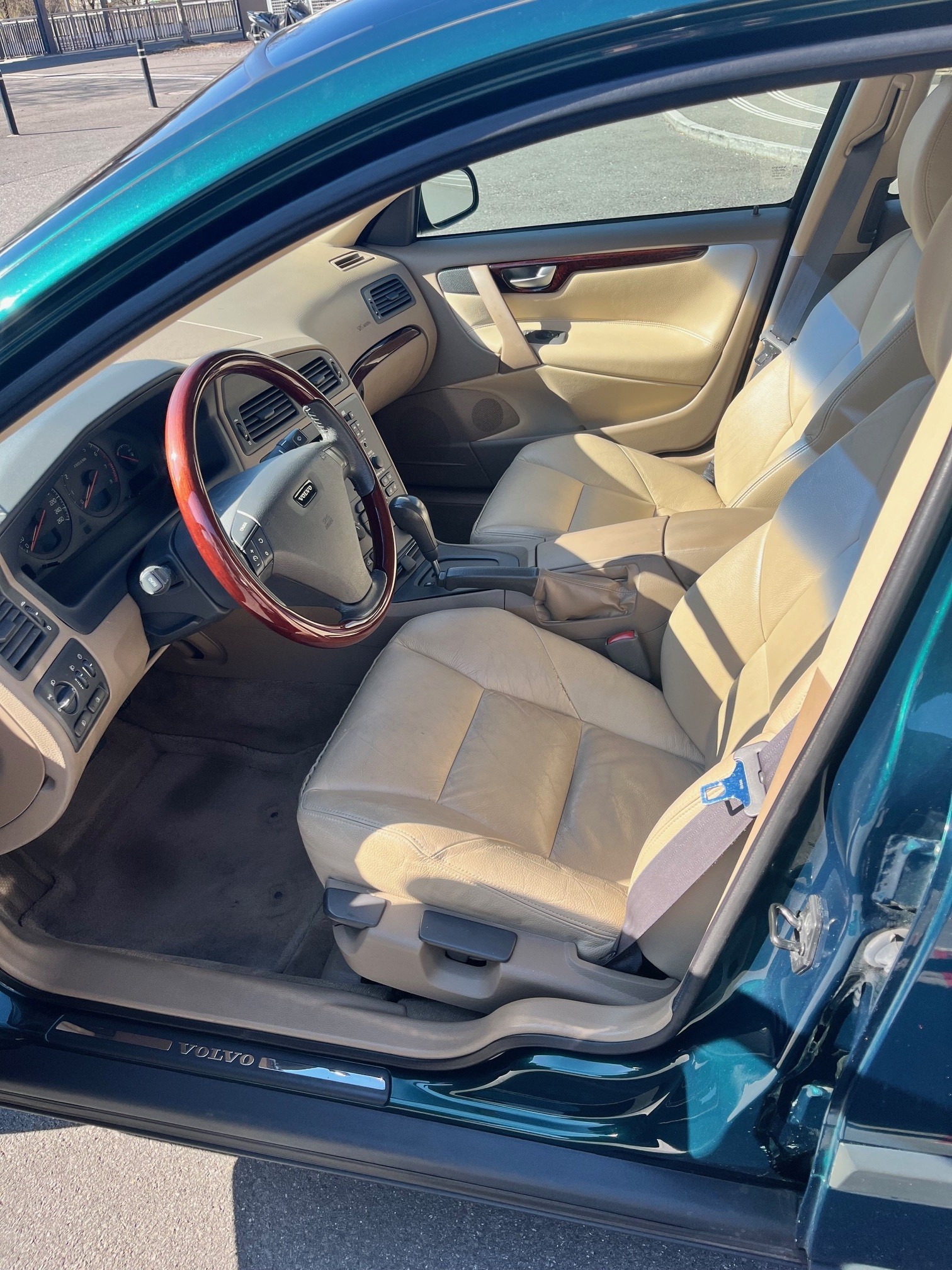 VOLVO S60 2.4T-image-9