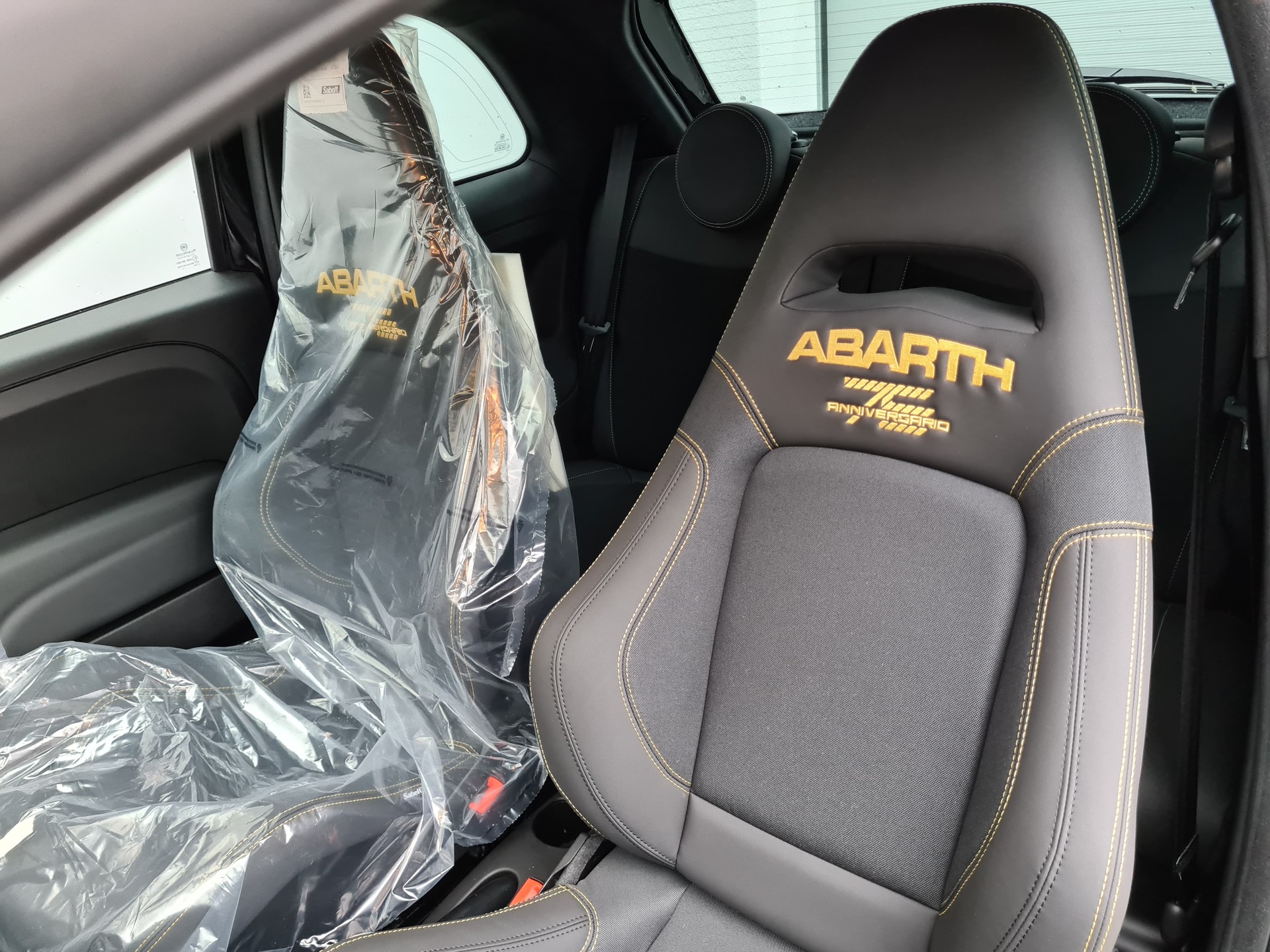 FIAT 695 1.4 16V Turbo Abarth 75° Anniversario-image-12