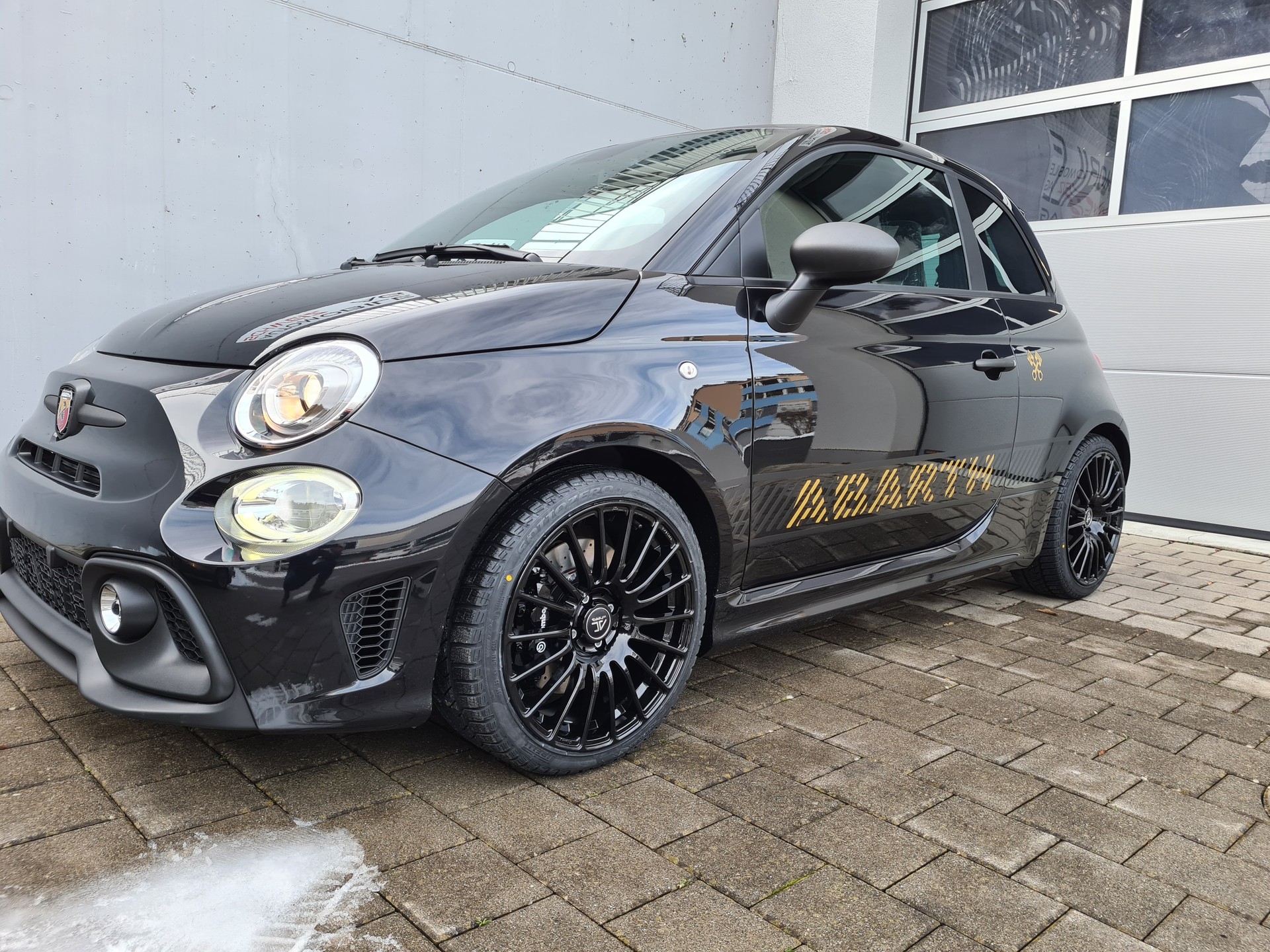 FIAT 695 1.4 16V Turbo Abarth 75° Anniversario-image-2