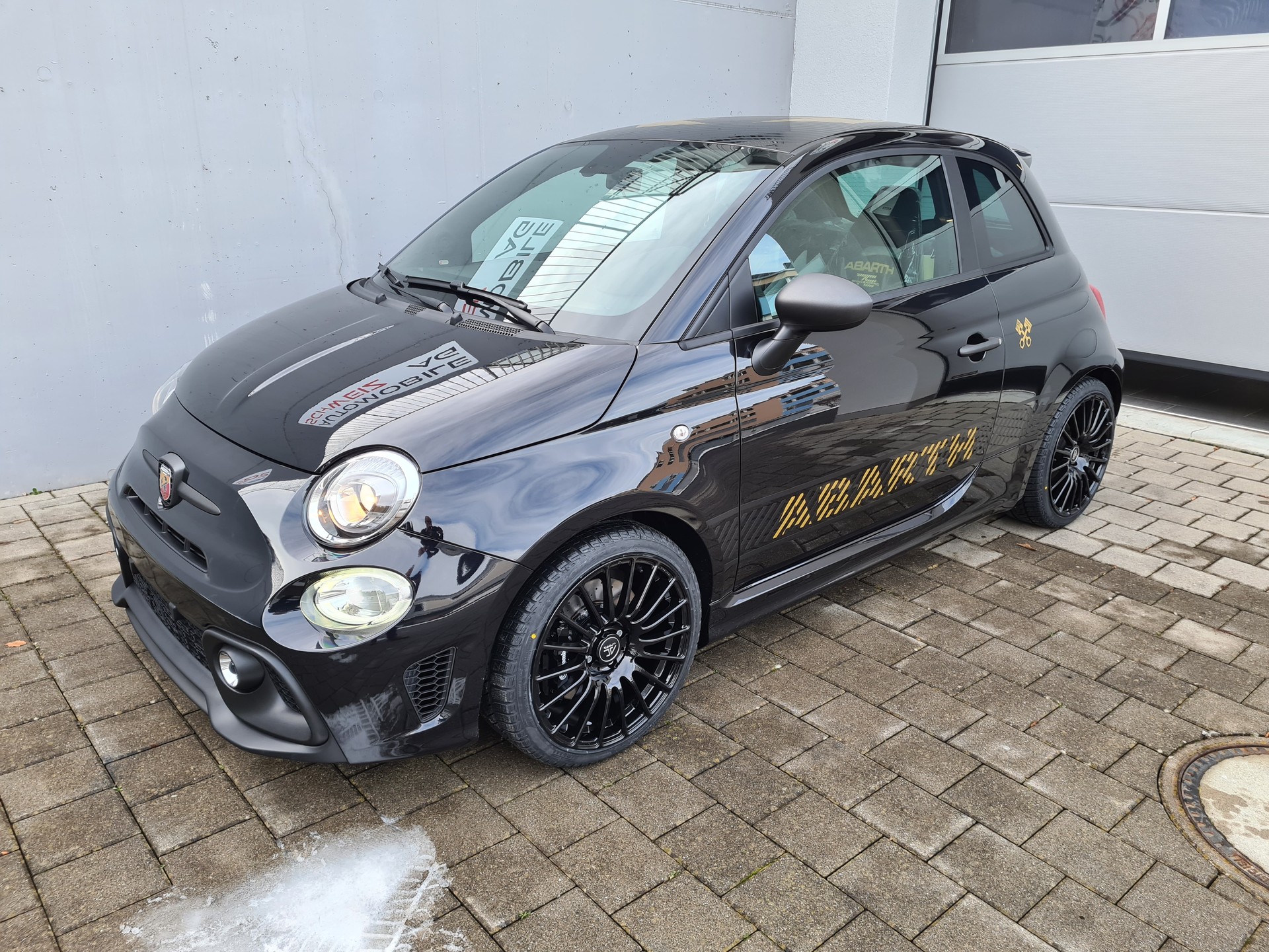 FIAT 695 1.4 16V Turbo Abarth 75° Anniversario-image-1