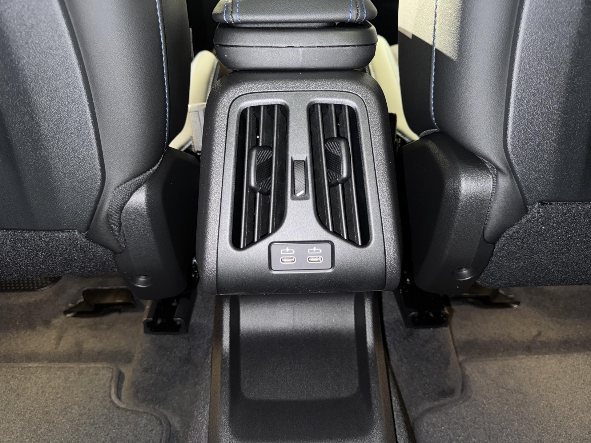 BMW X1 23i xDrive-image-10