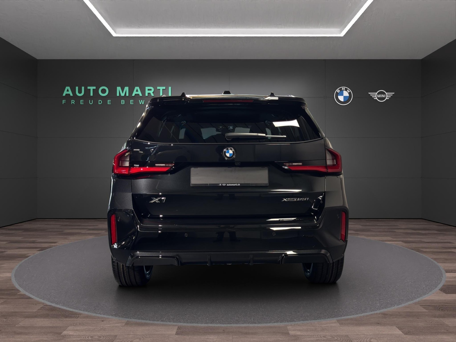 BMW X1 23i xDrive-showroom-element-2