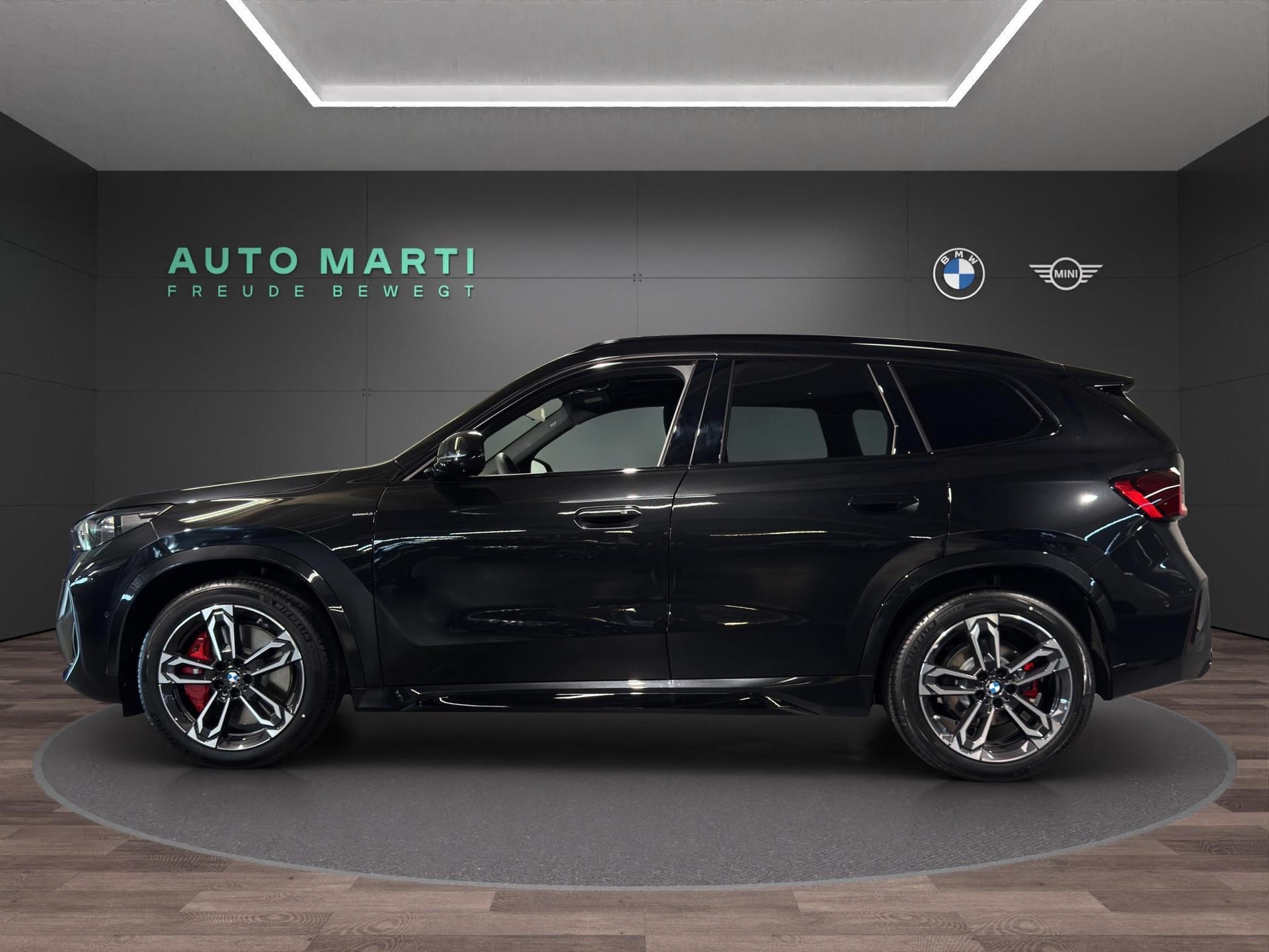 BMW X1 23i xDrive-showroom-element-1