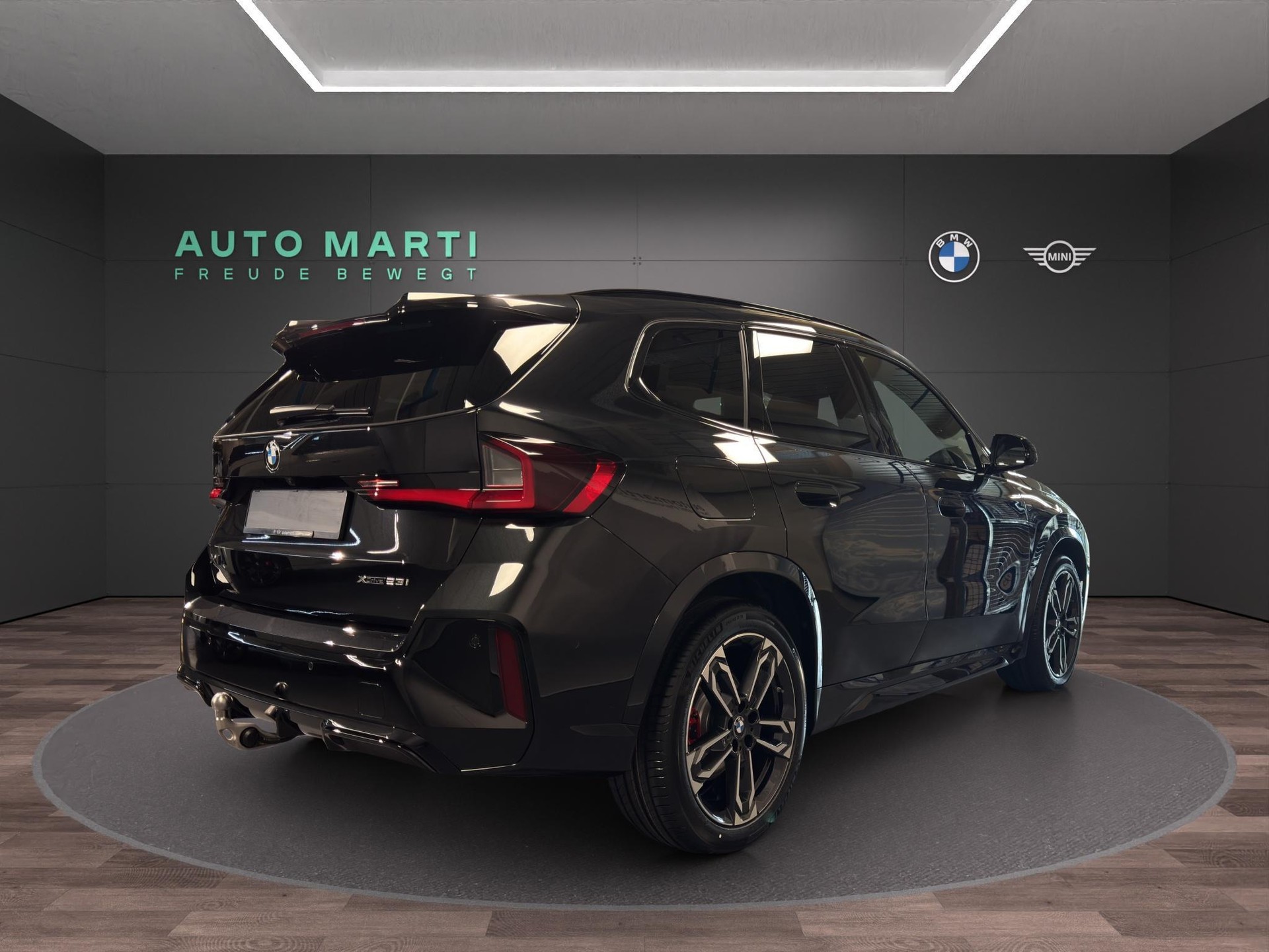 BMW X1 23i xDrive-showroom-element-3