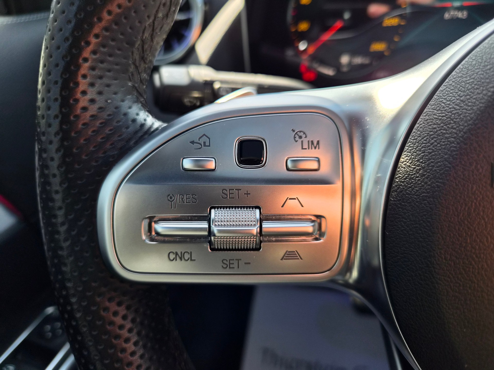 MERCEDES-BENZ GLA 250 4Matic AMG Line 8G-DCT-image-16