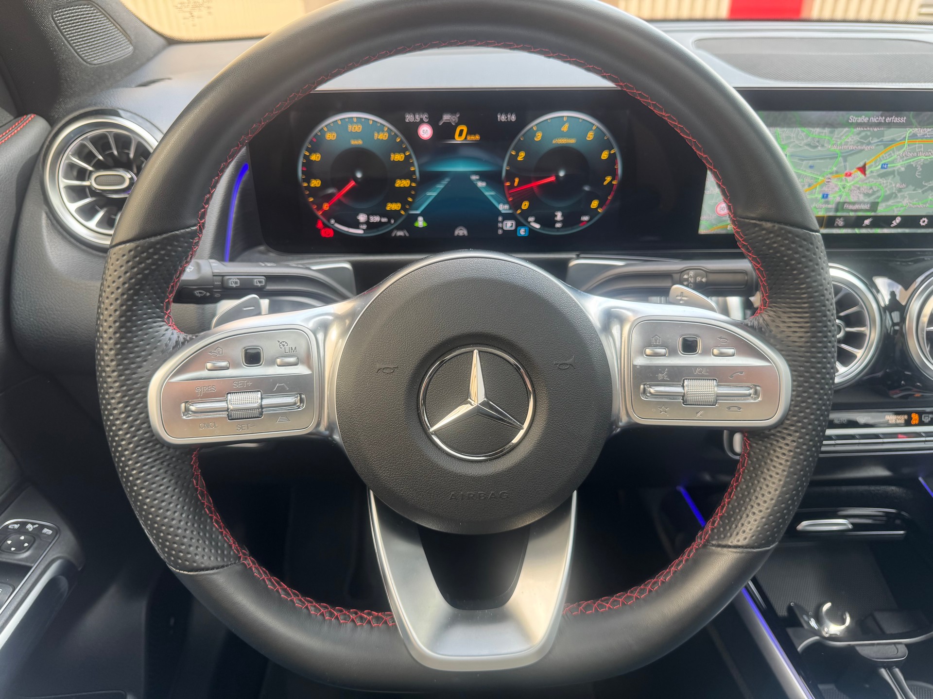 MERCEDES-BENZ GLB 250 4Matic AMG Line 8G-Tronic*Panoramadach*-image-10