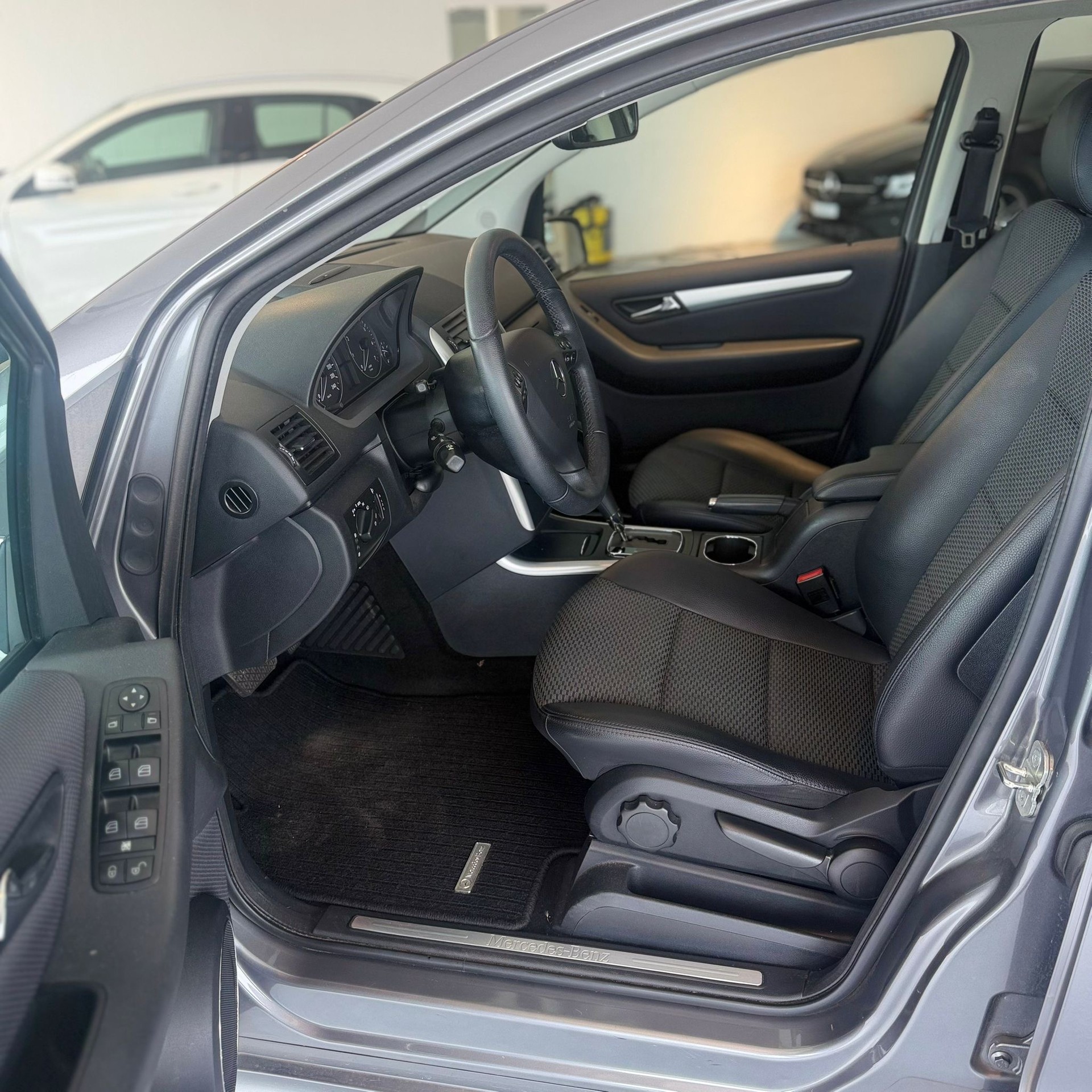 MERCEDES-BENZ A 180 Avantgarde Selection Autotronic-image-10