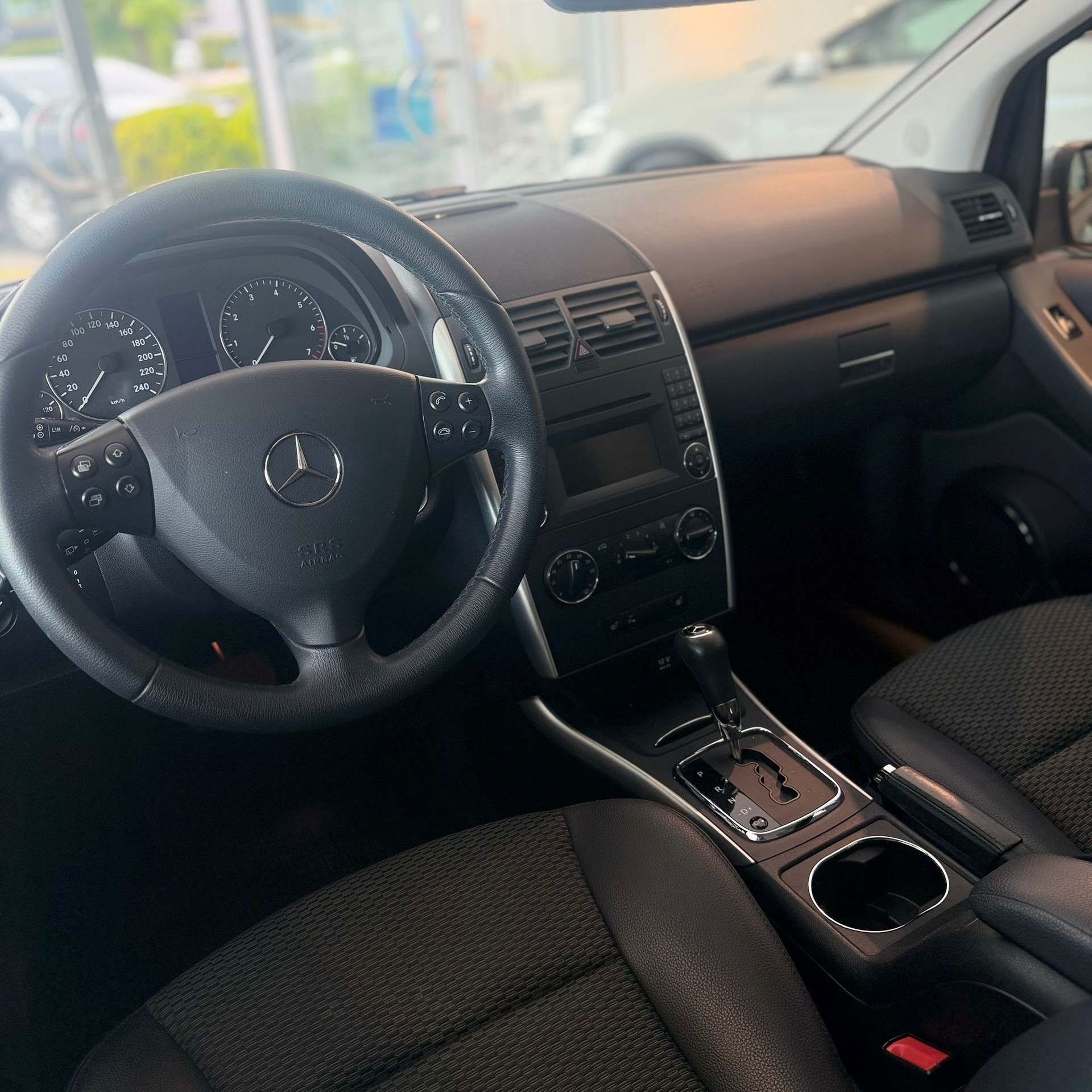 MERCEDES-BENZ A 180 Avantgarde Selection Autotronic-image-9