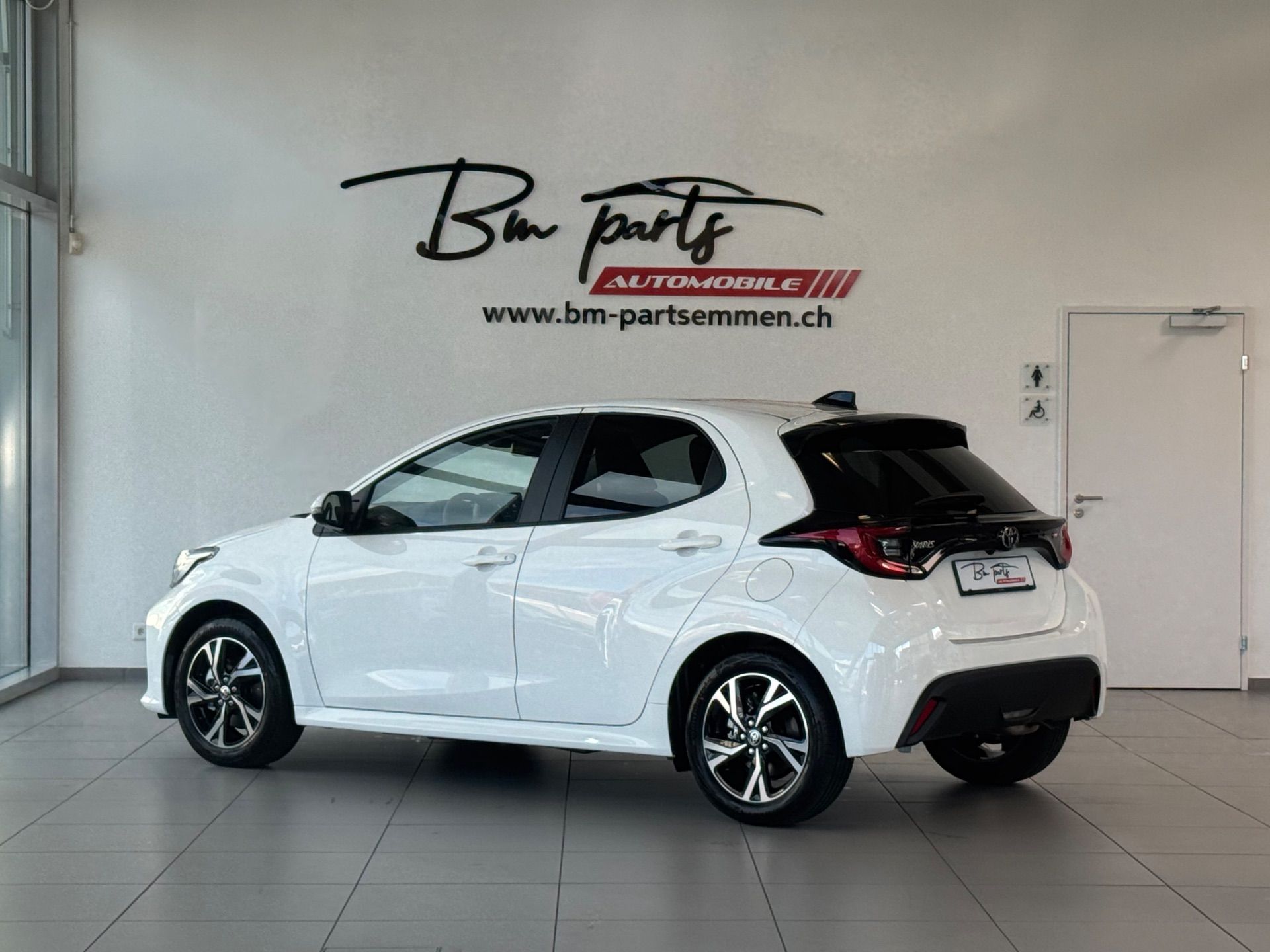 TOYOTA Yaris 1.5 Trend e-CVT-showroom-element-3