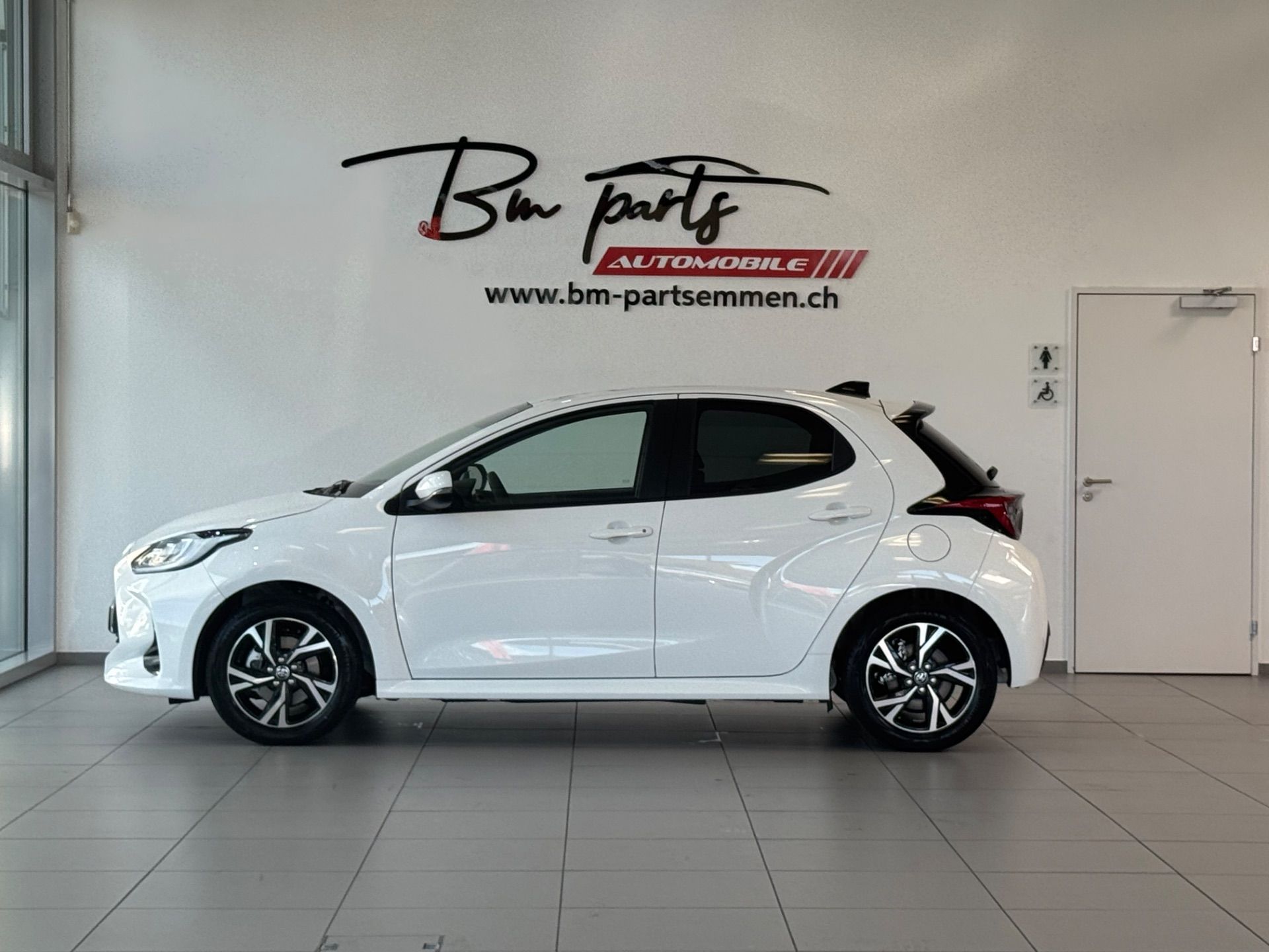 TOYOTA Yaris 1.5 Trend e-CVT-showroom-element-2