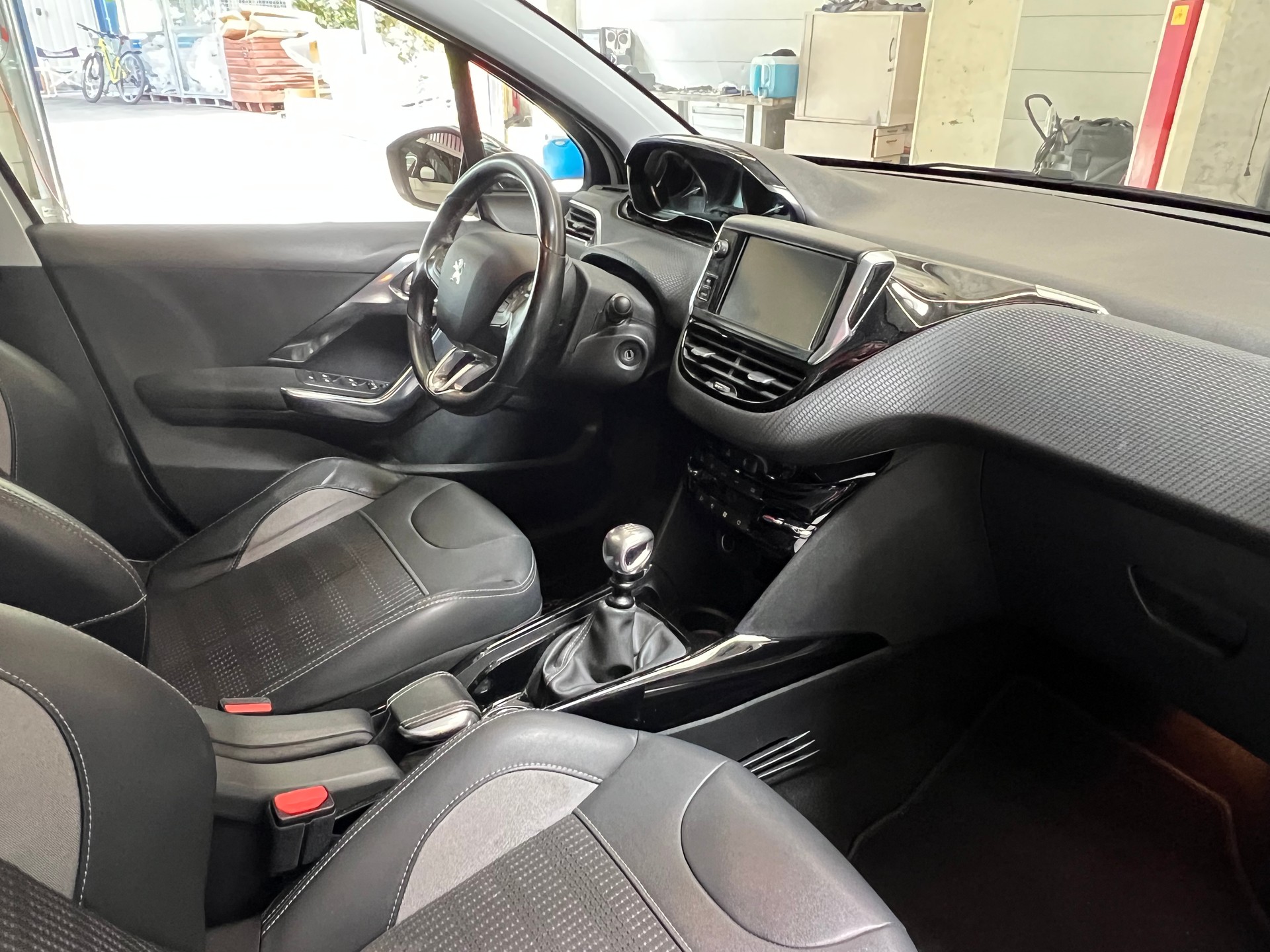 PEUGEOT 2008 1.6 BlueHDi Allure-image-4
