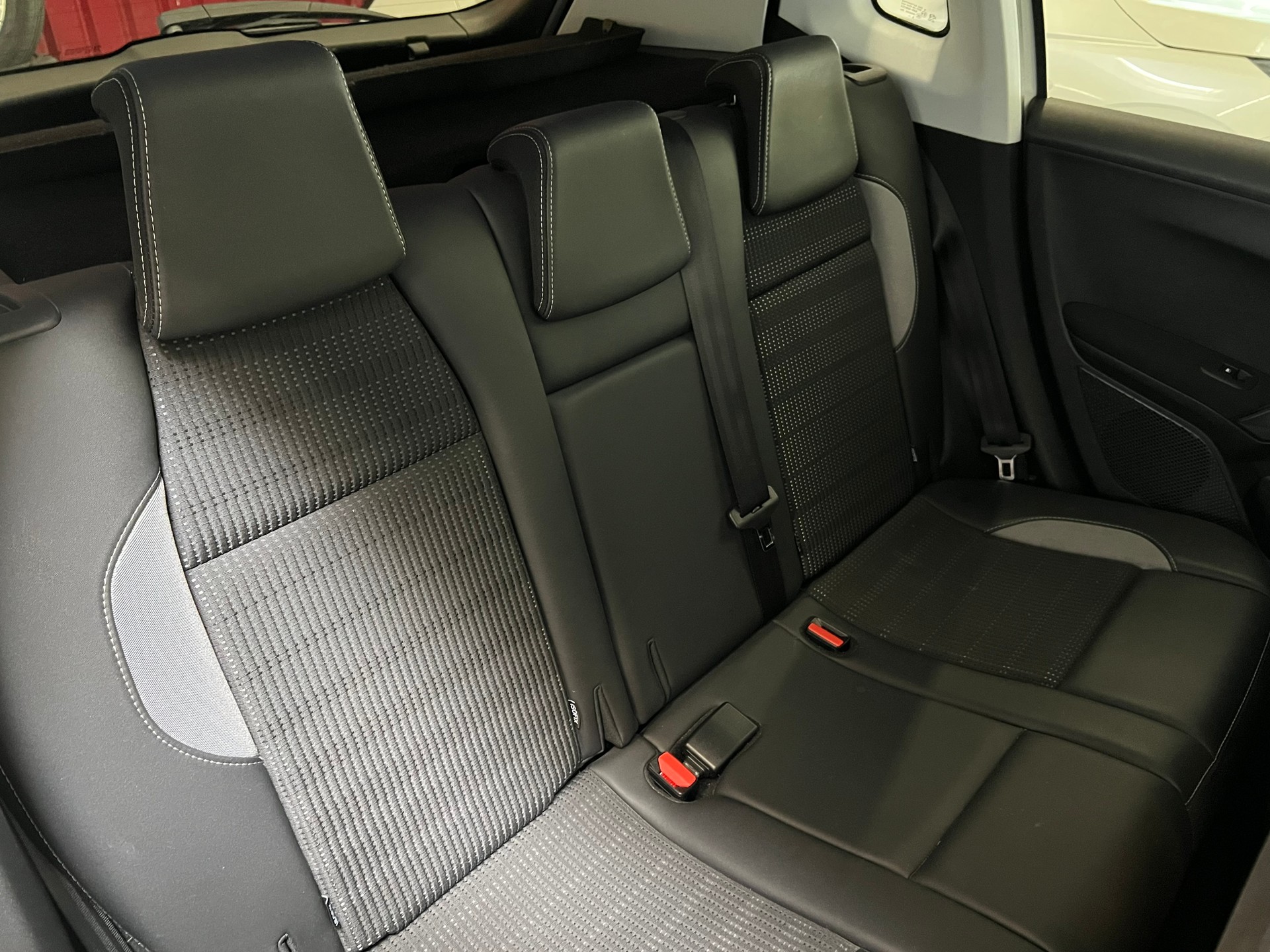 PEUGEOT 2008 1.6 BlueHDi Allure-image-6
