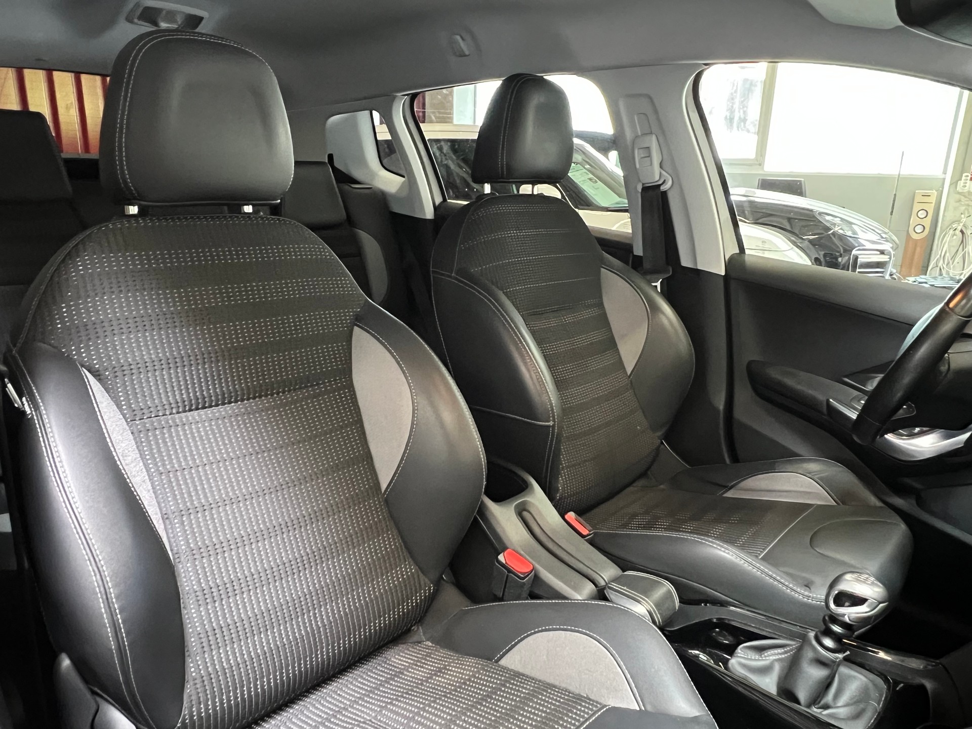 PEUGEOT 2008 1.6 BlueHDi Allure-image-5