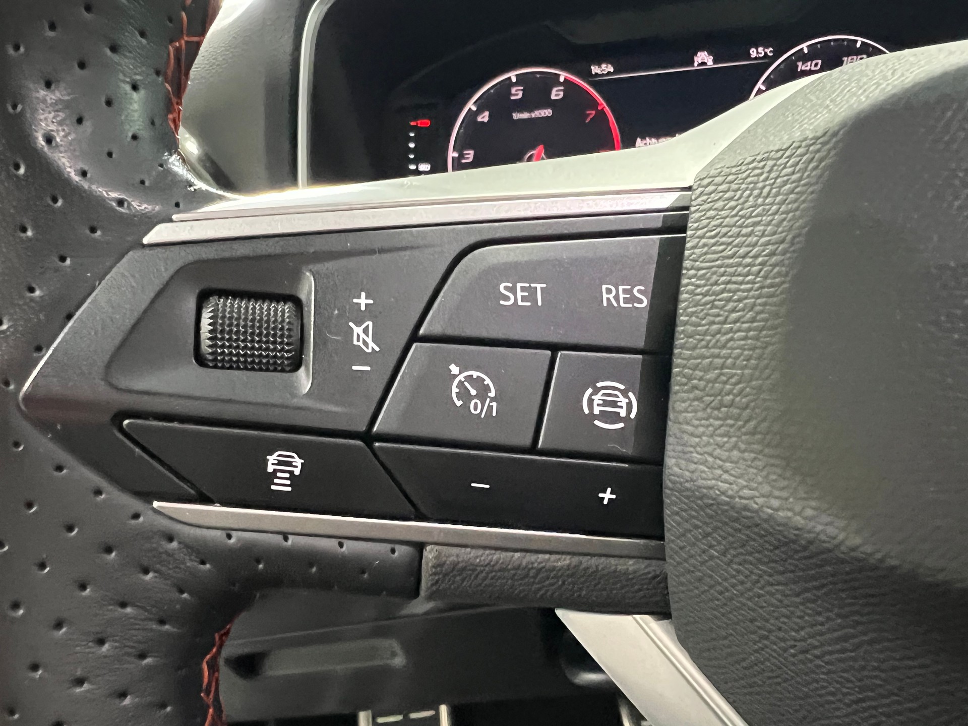 SEAT Tarraco 2.0TSI Move FR 4Drive DSG**Panodach,7-Plätzer,Tempomat ACC,Frisch ab MFK**-image-11