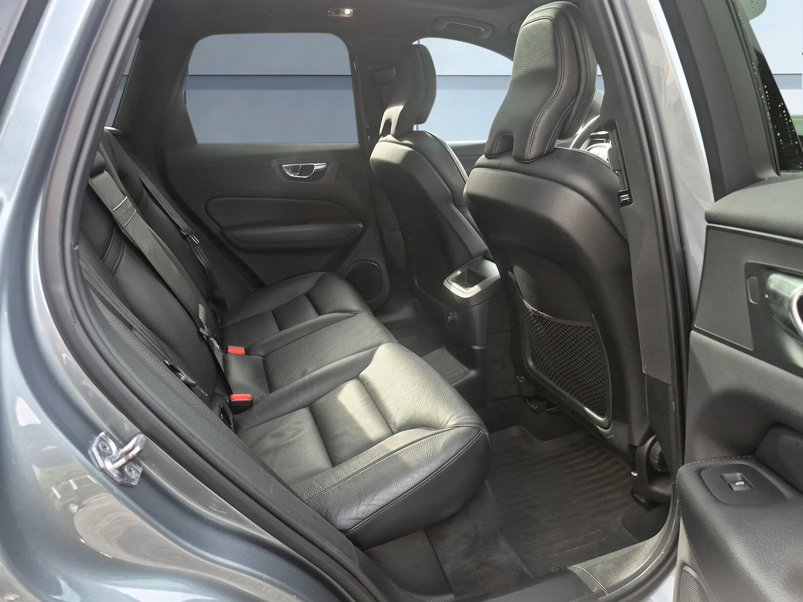 VOLVO XC60 2.0 T8 TE R-Design eAWD-image-13
