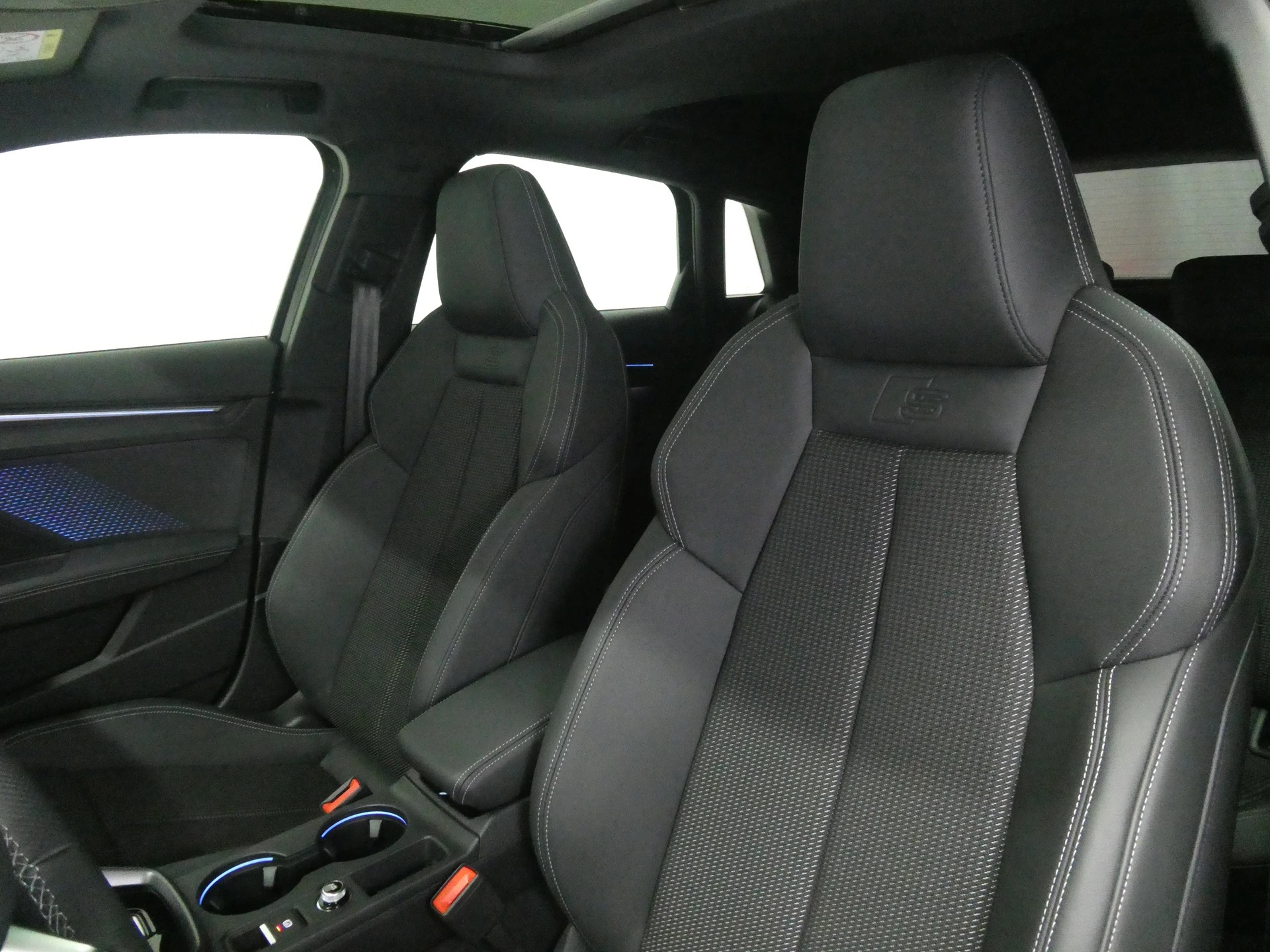 AUDI A3 Sportback 35 TFSI S Line S-tronic - Panorama - Matrix LED - Sportsitze - SONOS - Kamera - 150 PS-image-8
