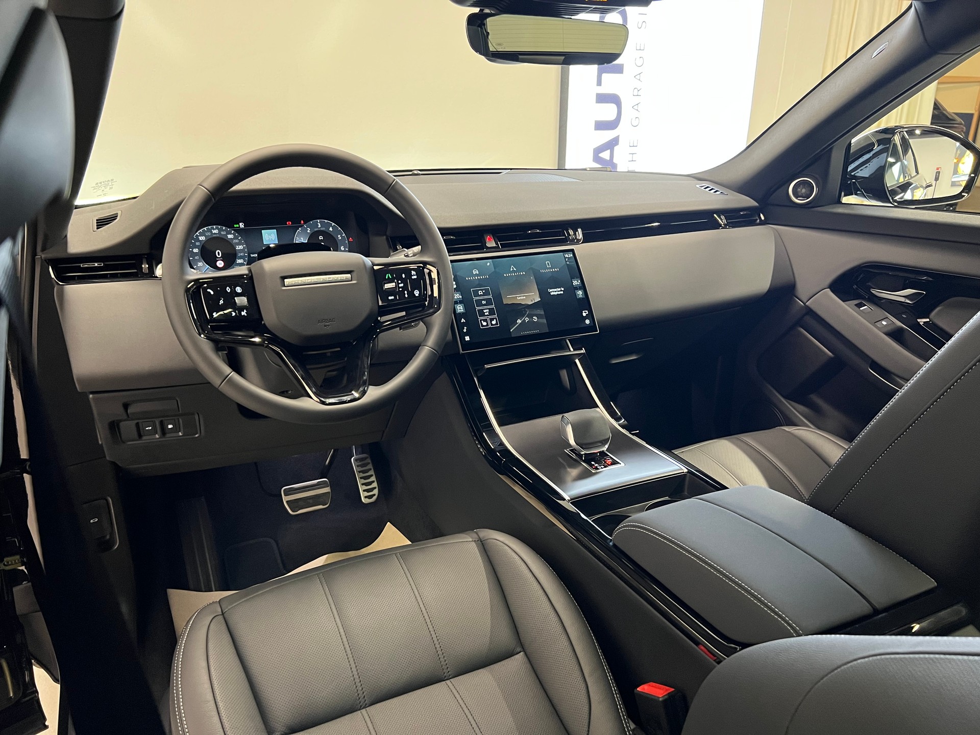 LAND ROVER Range Rover Evoque 1.5 T 270e Hoxton Edition-showroom-element-2