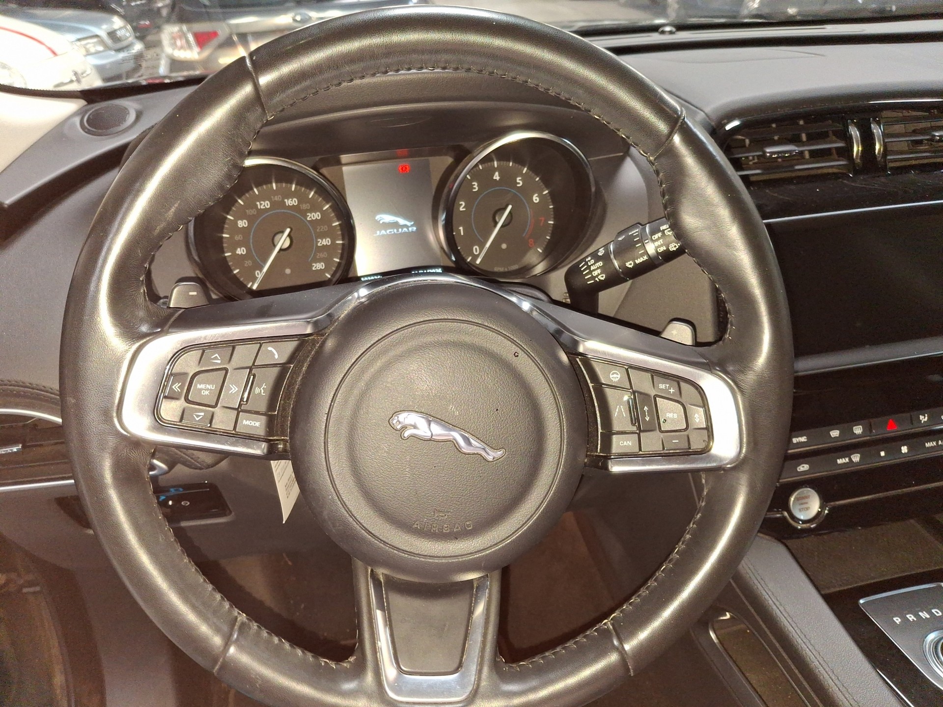 JAGUAR F-Pace 25t 2.0 Pure AWD Automatik-image-13