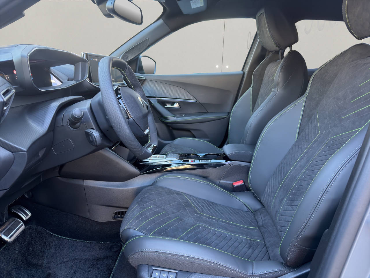 PEUGEOT 2008 1.2 Hybrid 145 PS GT-showroom-element-3