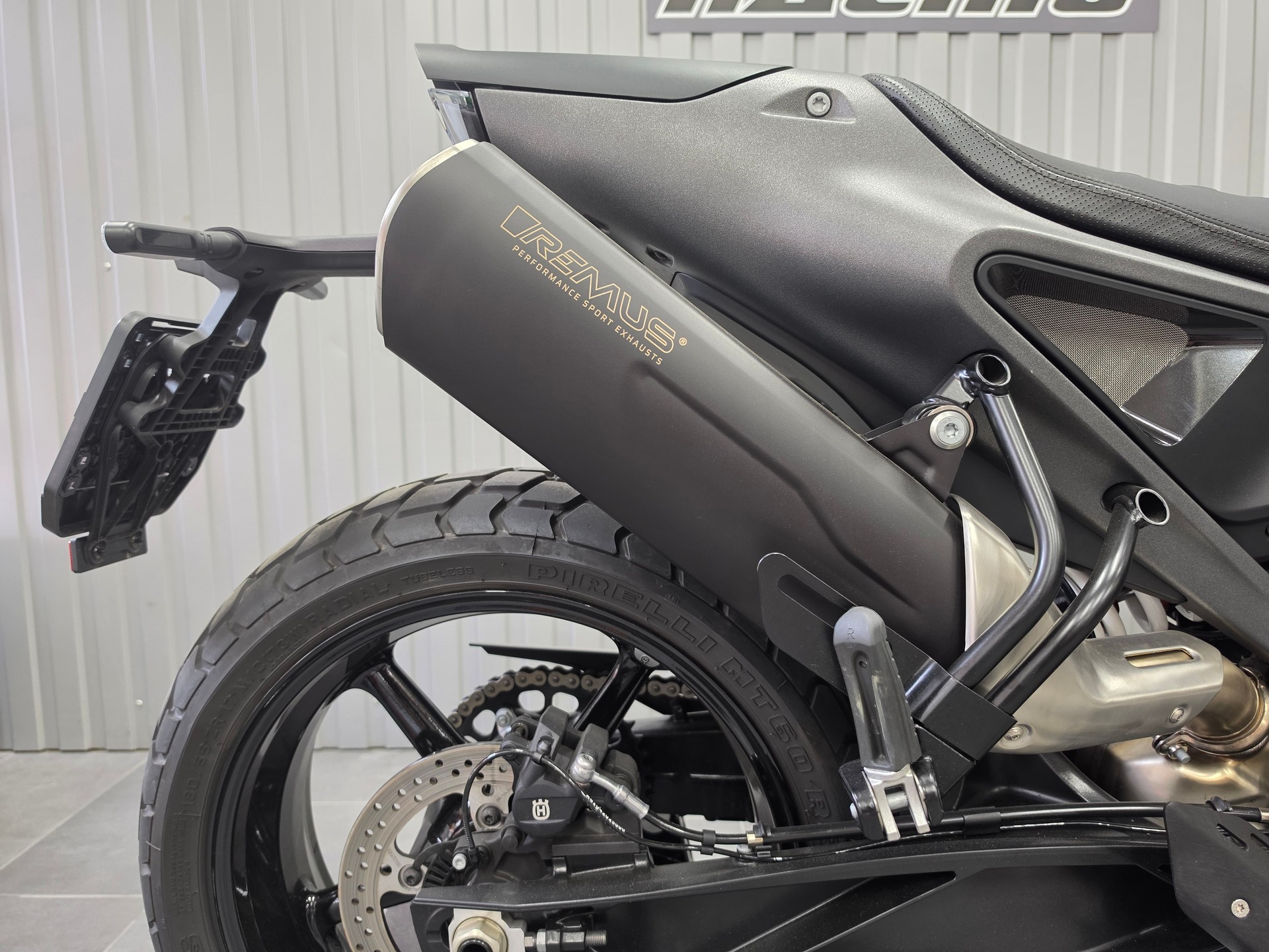 HUSQVARNA SVARTPILEN 801-image-2