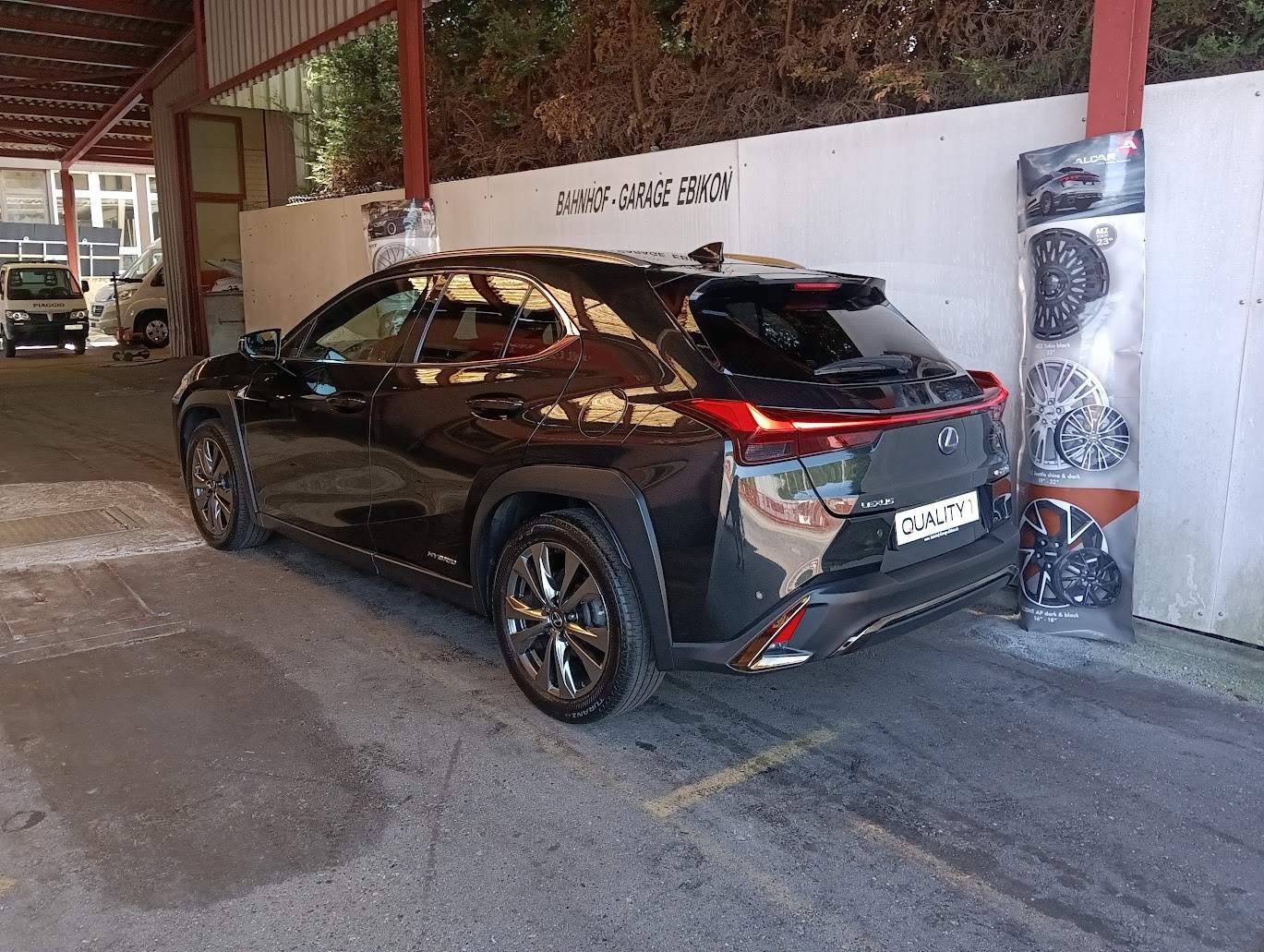 LEXUS UX 250h Launch Edition F Sport AWD Automatic-image-4