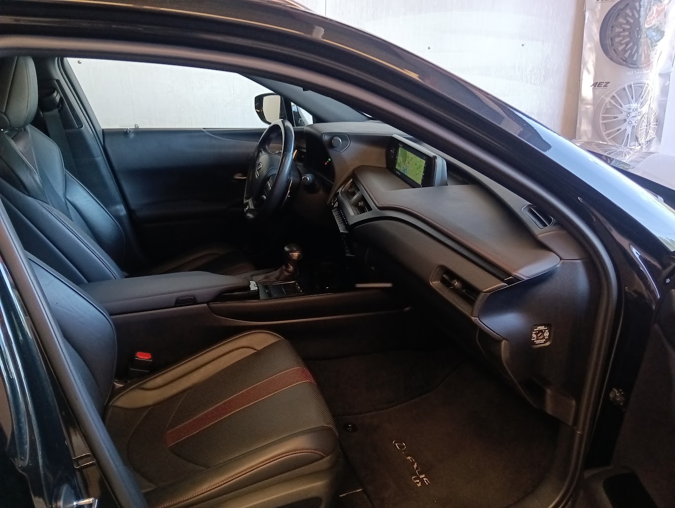 LEXUS UX 250h Launch Edition F Sport AWD Automatic-image-9