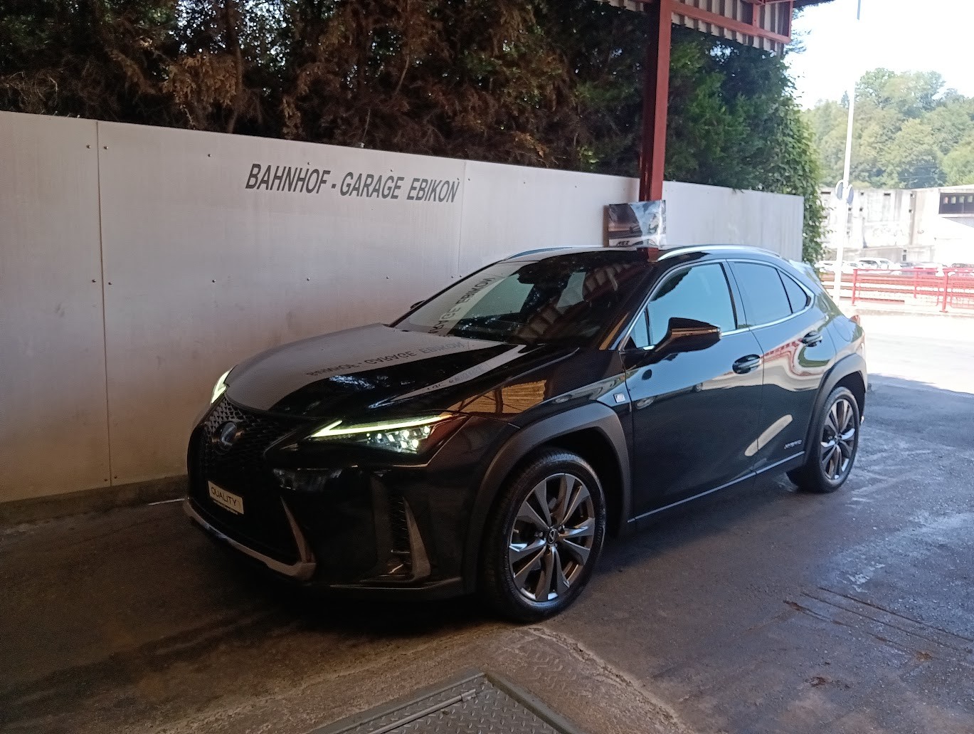 LEXUS UX 250h Launch Edition F Sport AWD Automatic-image-3