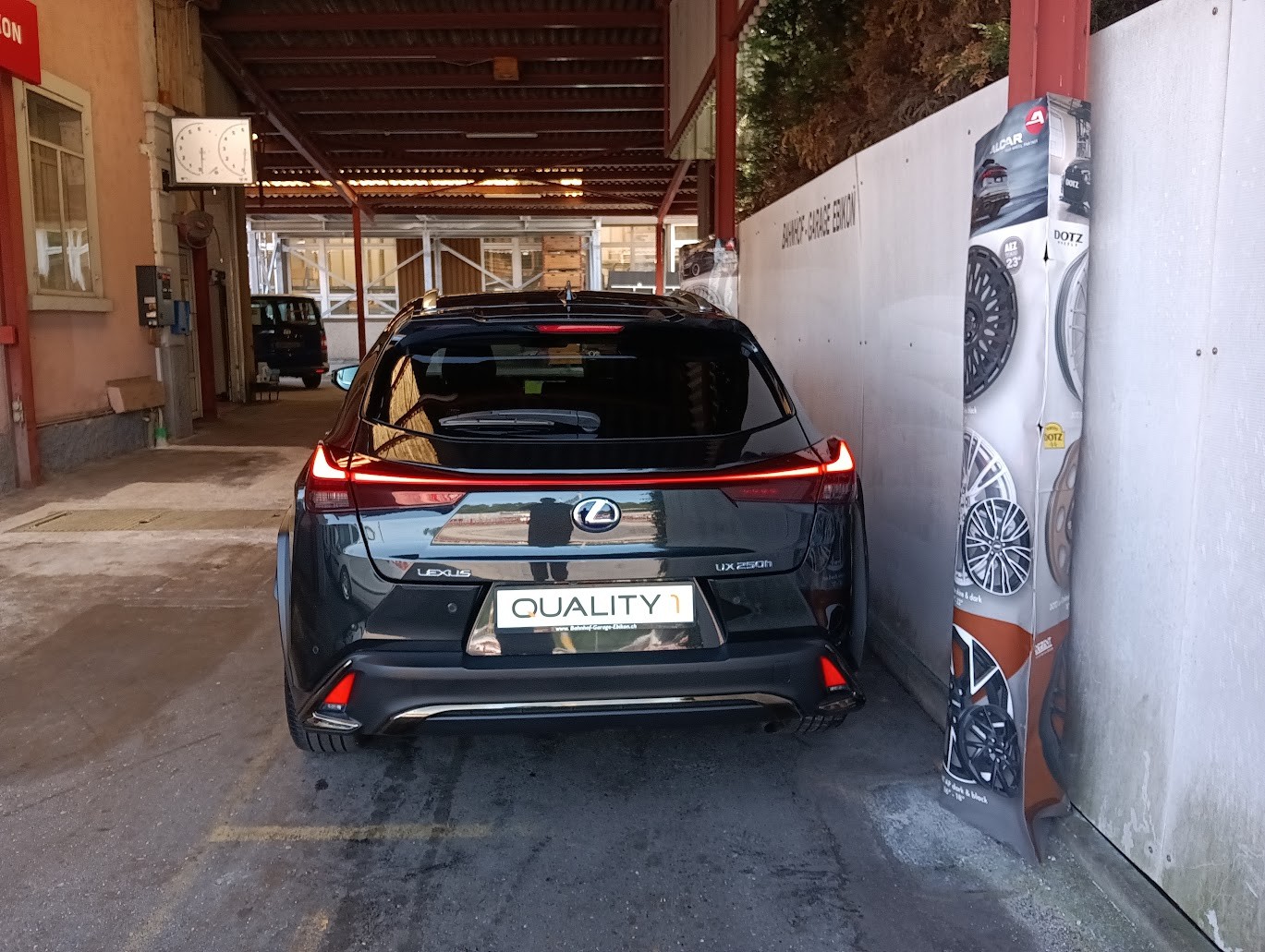 LEXUS UX 250h Launch Edition F Sport AWD Automatic-image-5