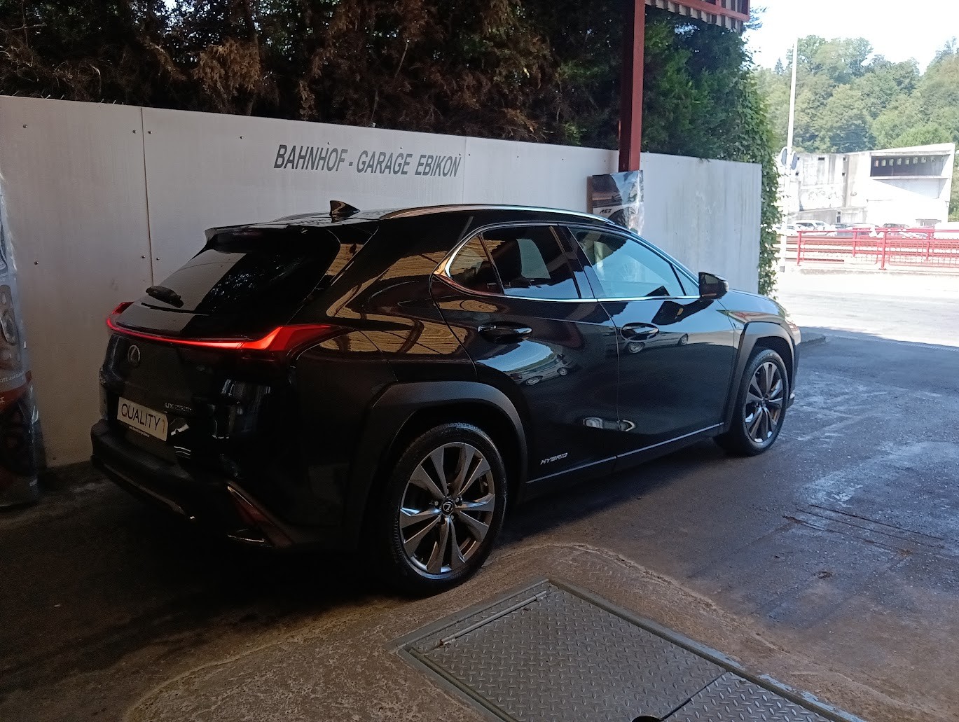 LEXUS UX 250h Launch Edition F Sport AWD Automatic-image-2