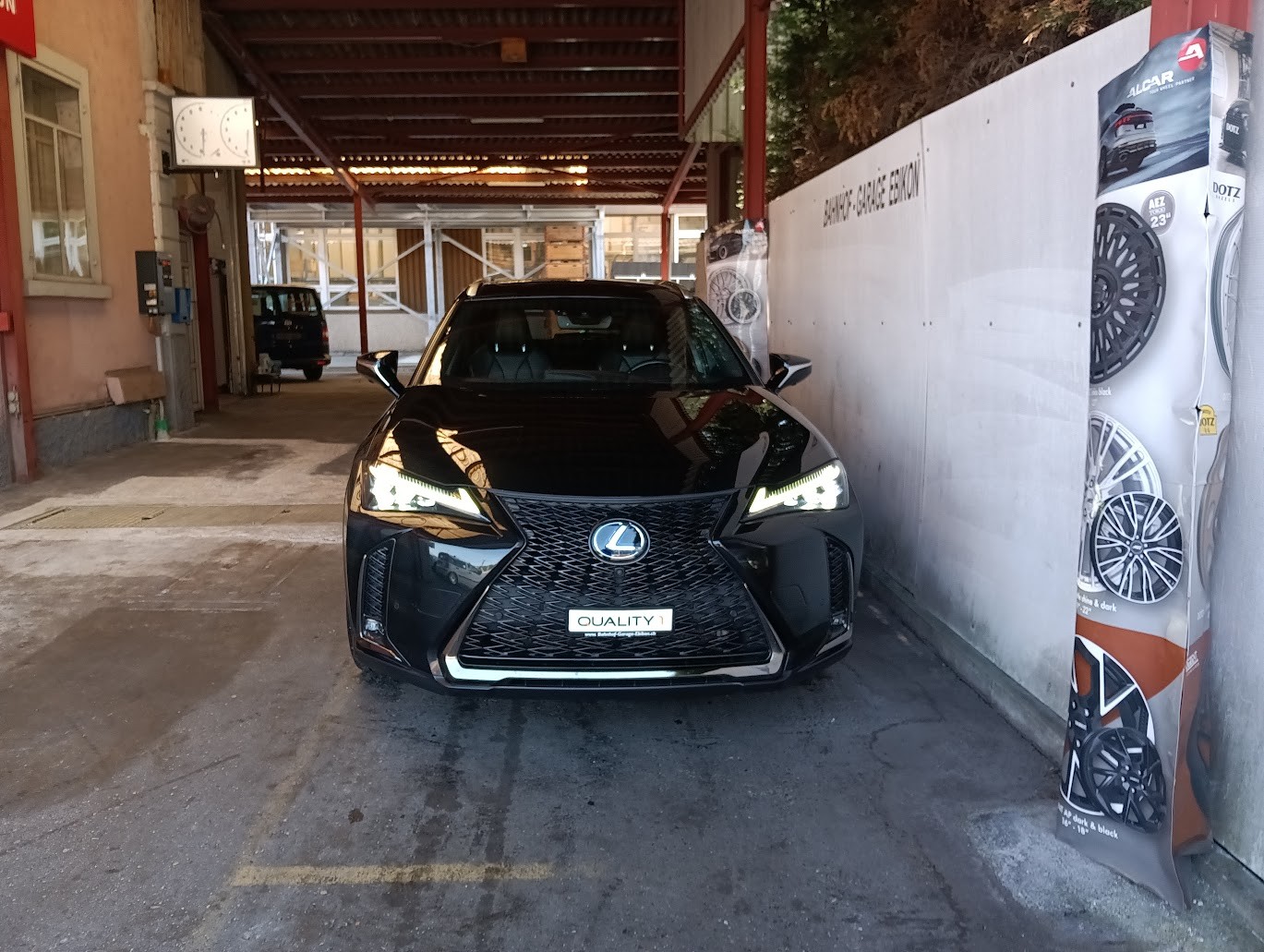 LEXUS UX 250h Launch Edition F Sport AWD Automatic-image-1