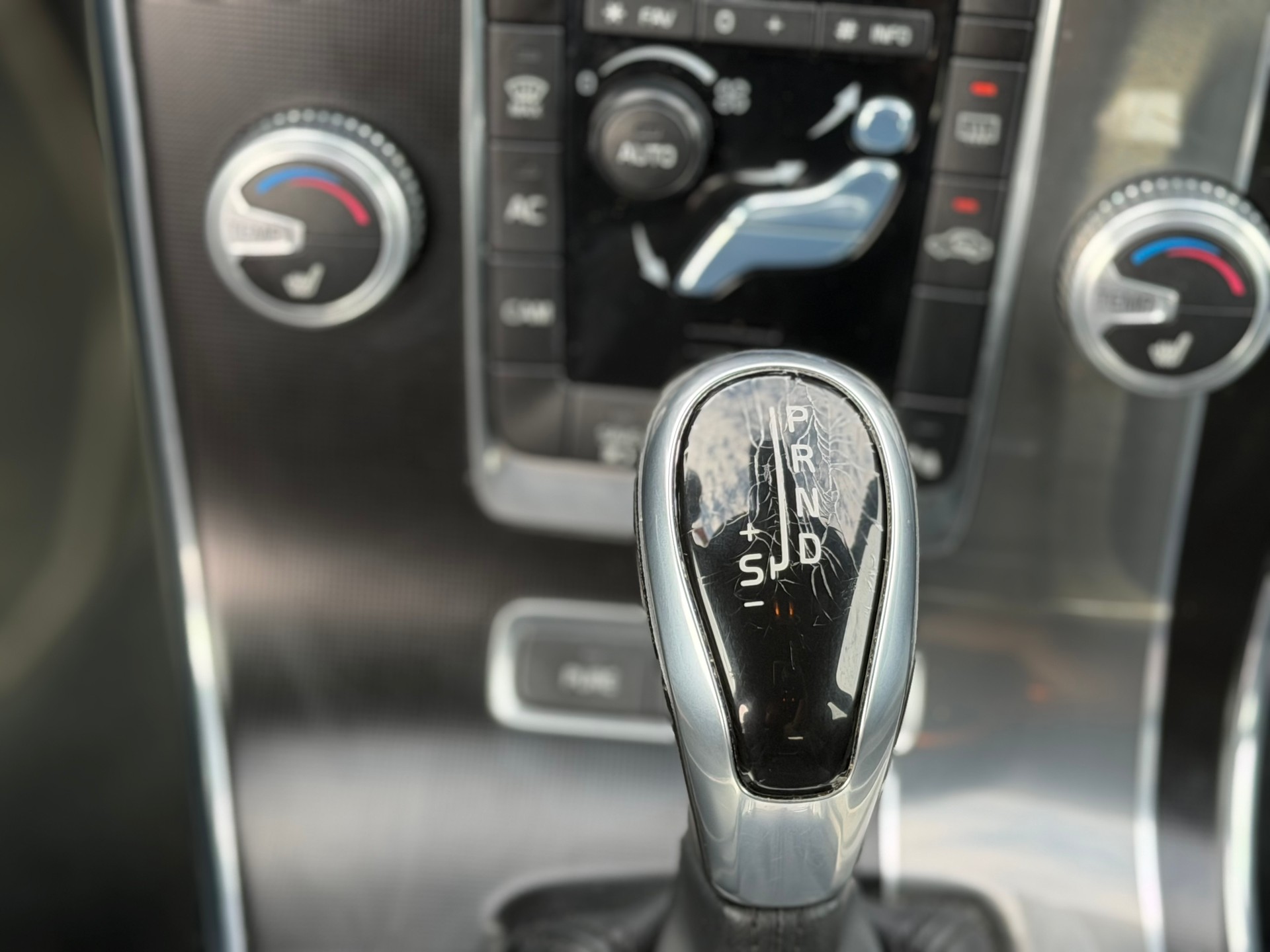 VOLVO V60 D6 AWD Plug-in Hybrid Momentum R-Design-image-9