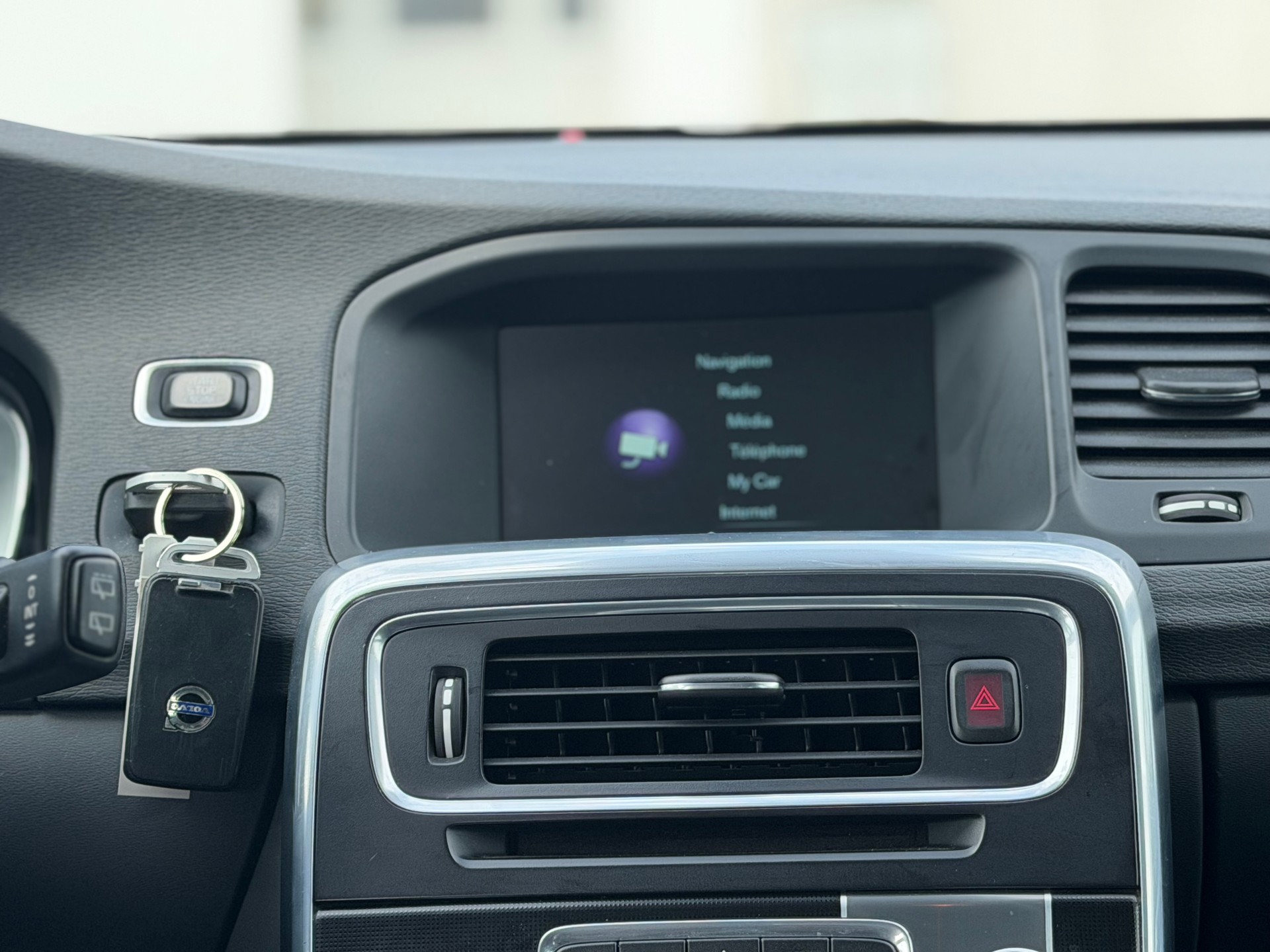 VOLVO V60 D6 AWD Plug-in Hybrid Momentum R-Design-image-11