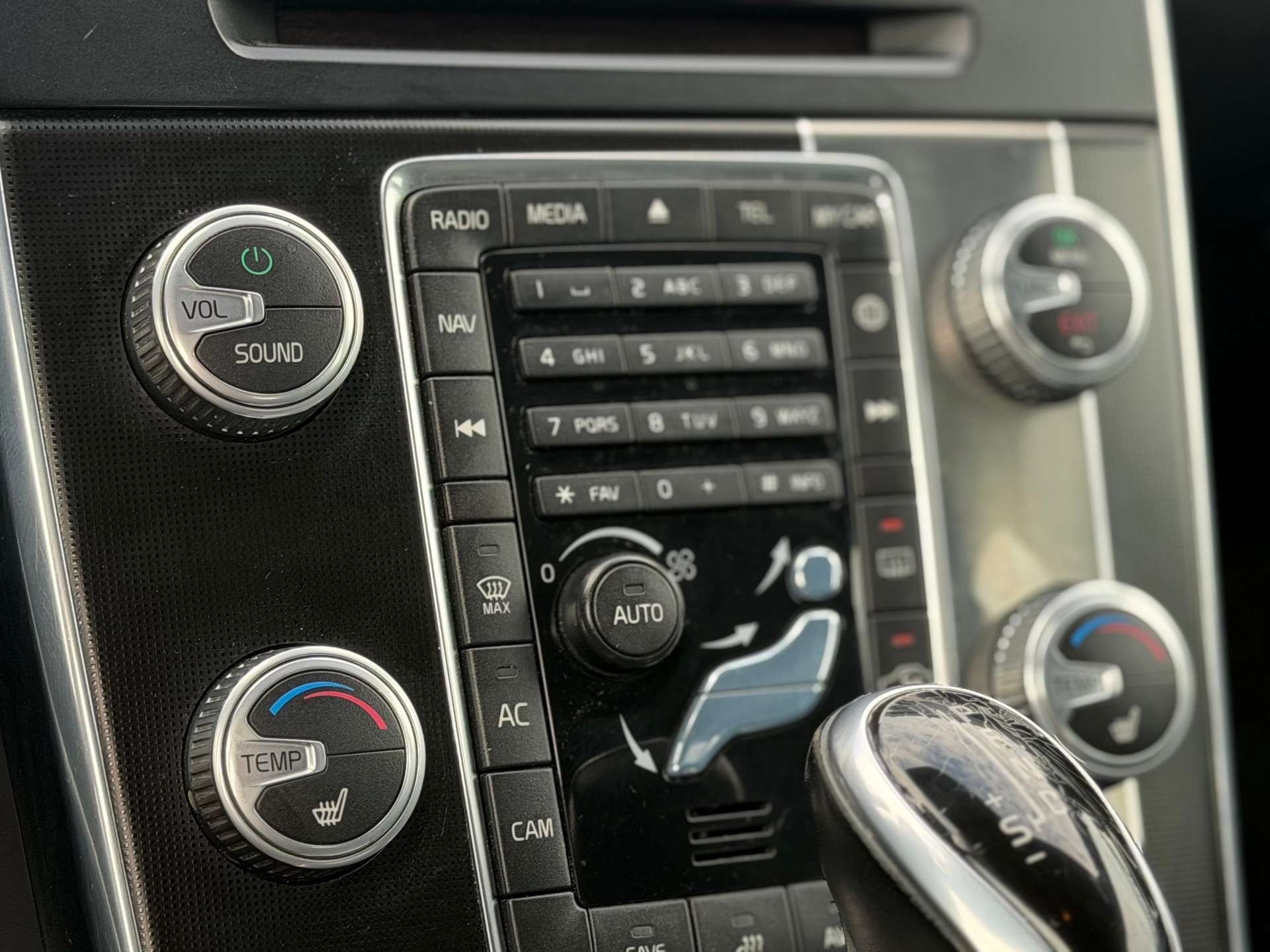 VOLVO V60 D6 AWD Plug-in Hybrid Momentum R-Design-image-10