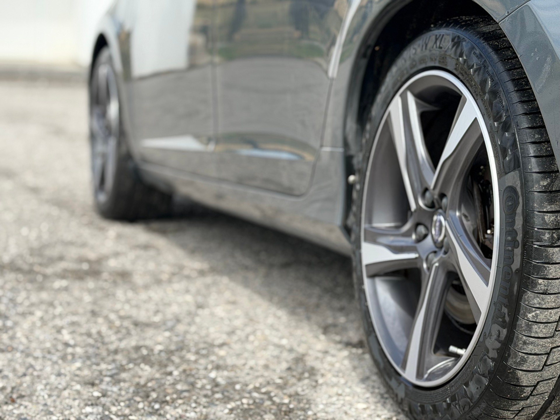 VOLVO V60 D6 AWD Plug-in Hybrid Momentum R-Design-image-3