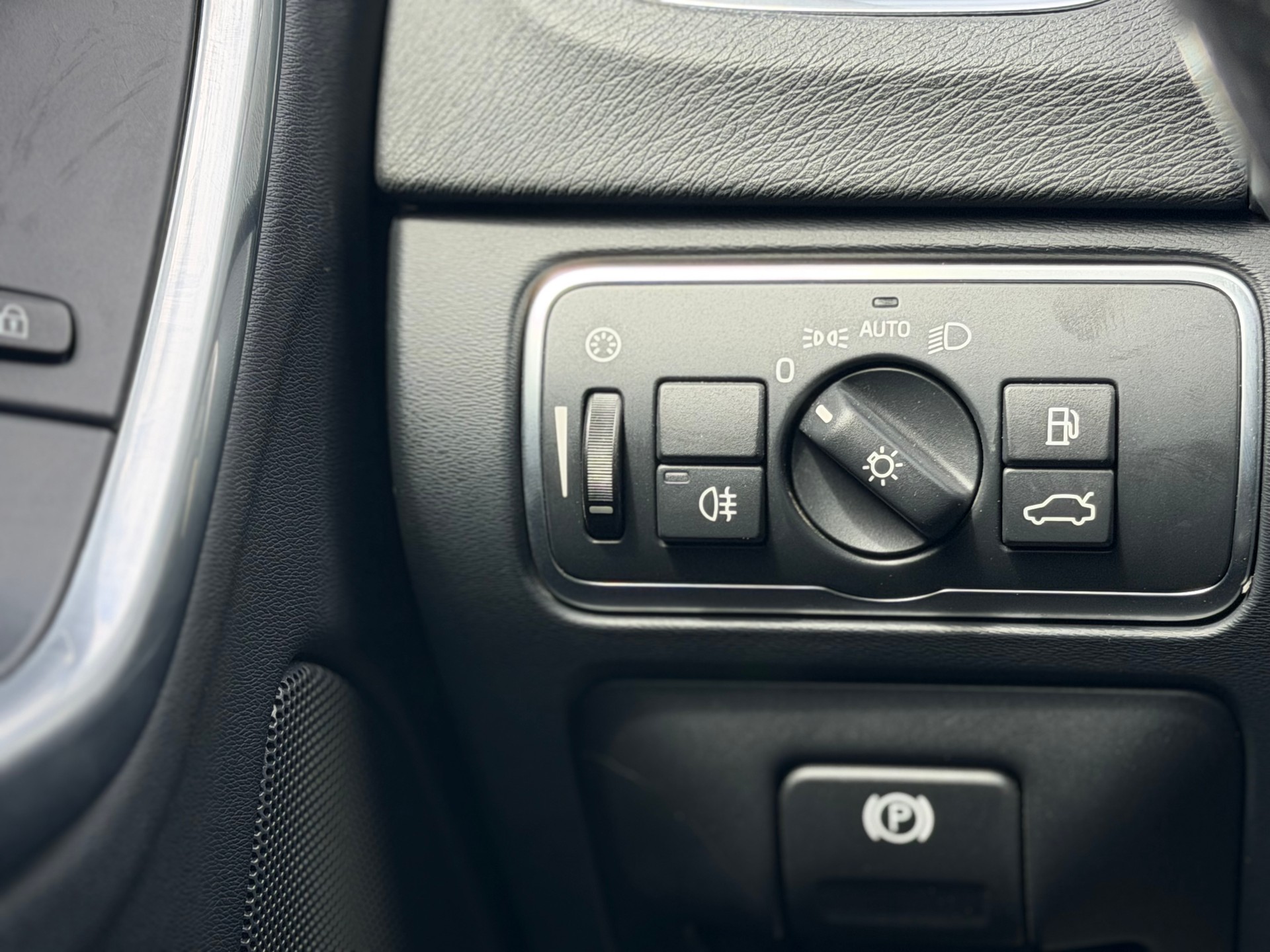 VOLVO V60 D6 AWD Plug-in Hybrid Momentum R-Design-image-12