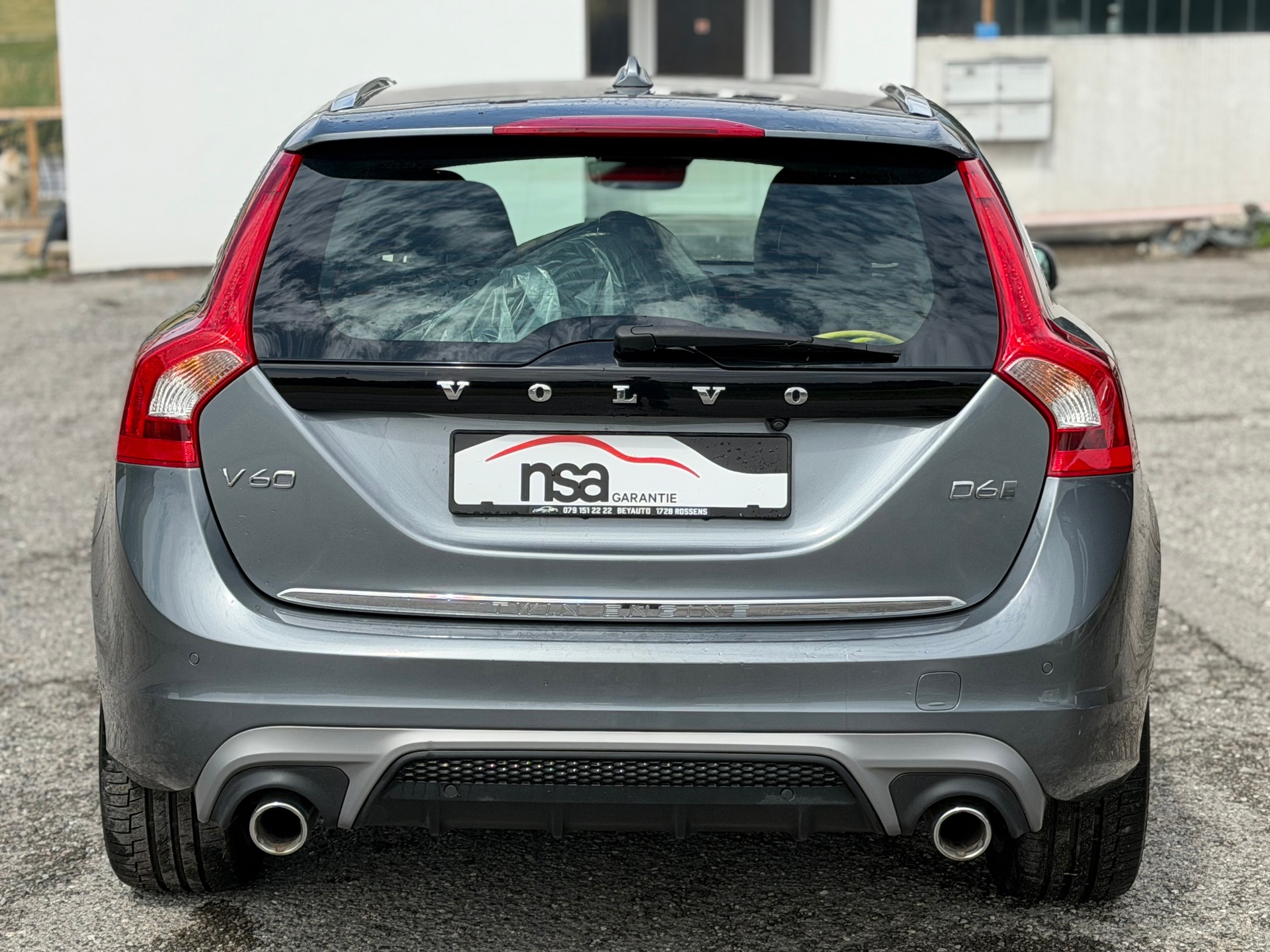 VOLVO V60 D6 AWD Plug-in Hybrid Momentum R-Design-image-5