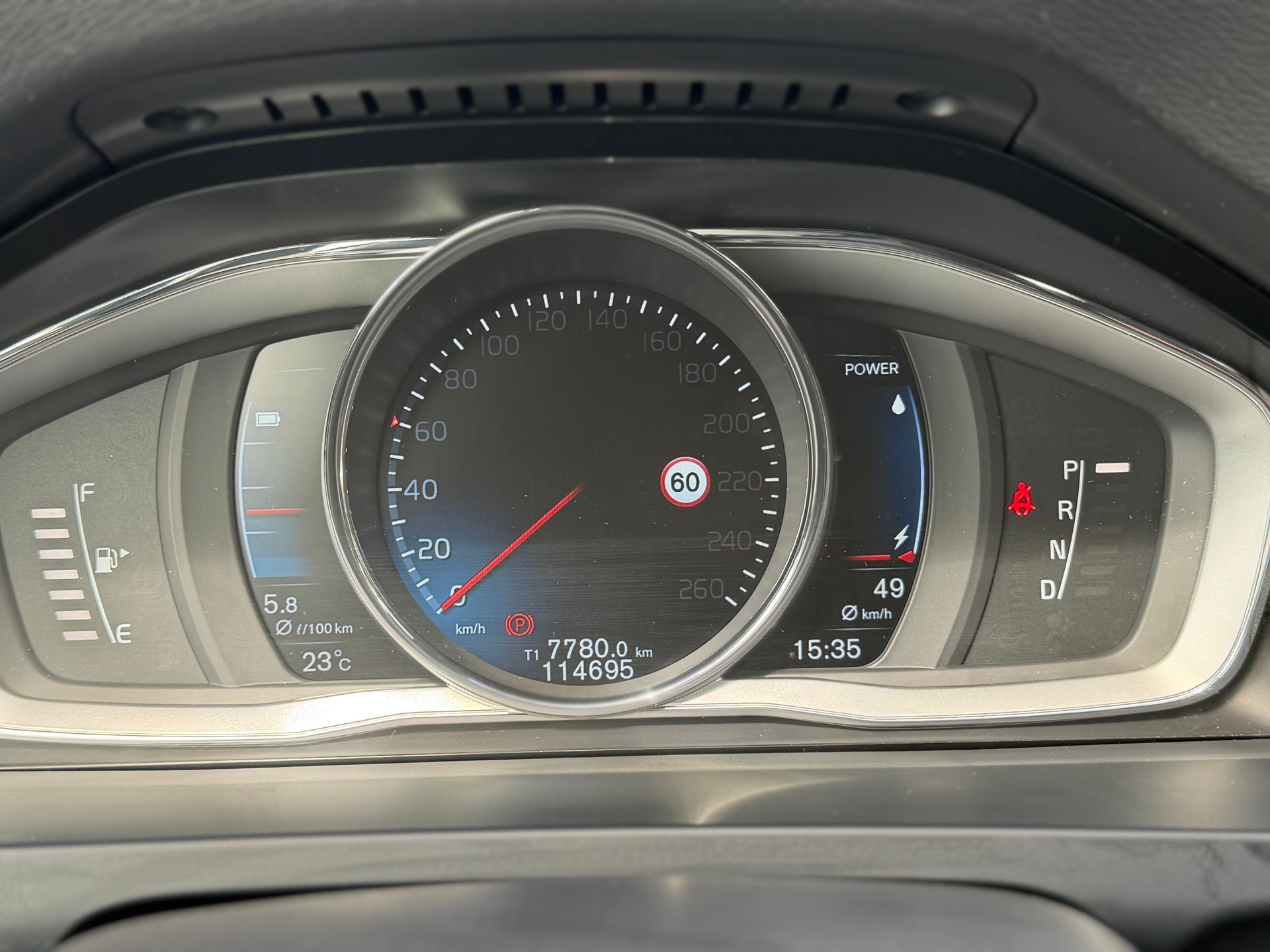 VOLVO V60 D6 AWD Plug-in Hybrid Momentum R-Design-image-13