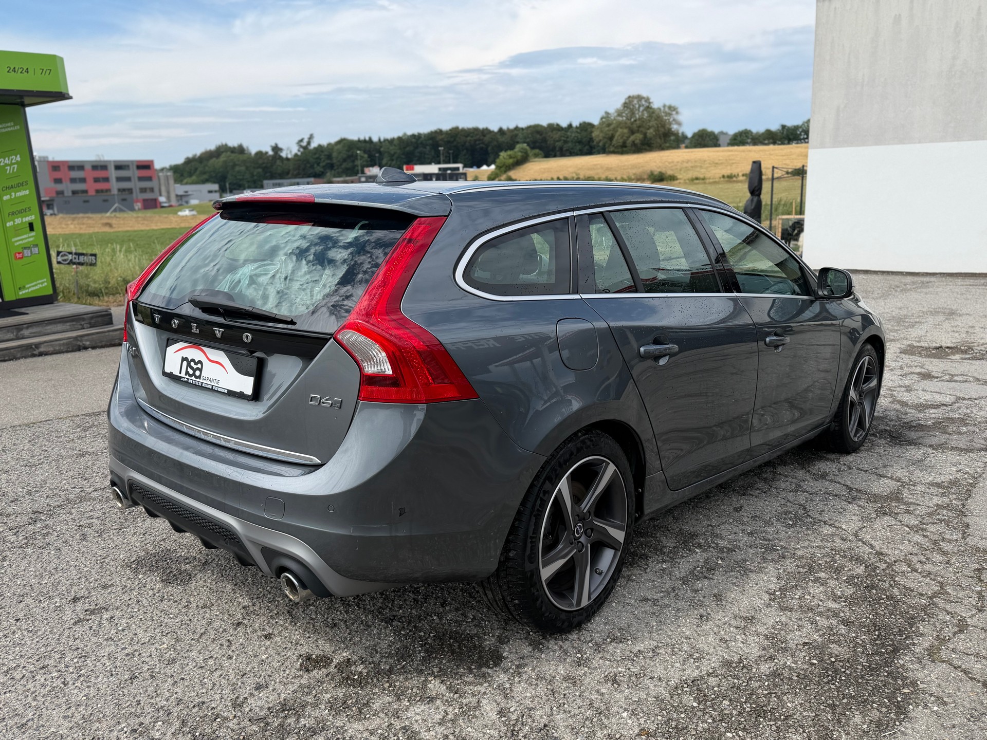 VOLVO V60 D6 AWD Plug-in Hybrid Momentum R-Design-image-4